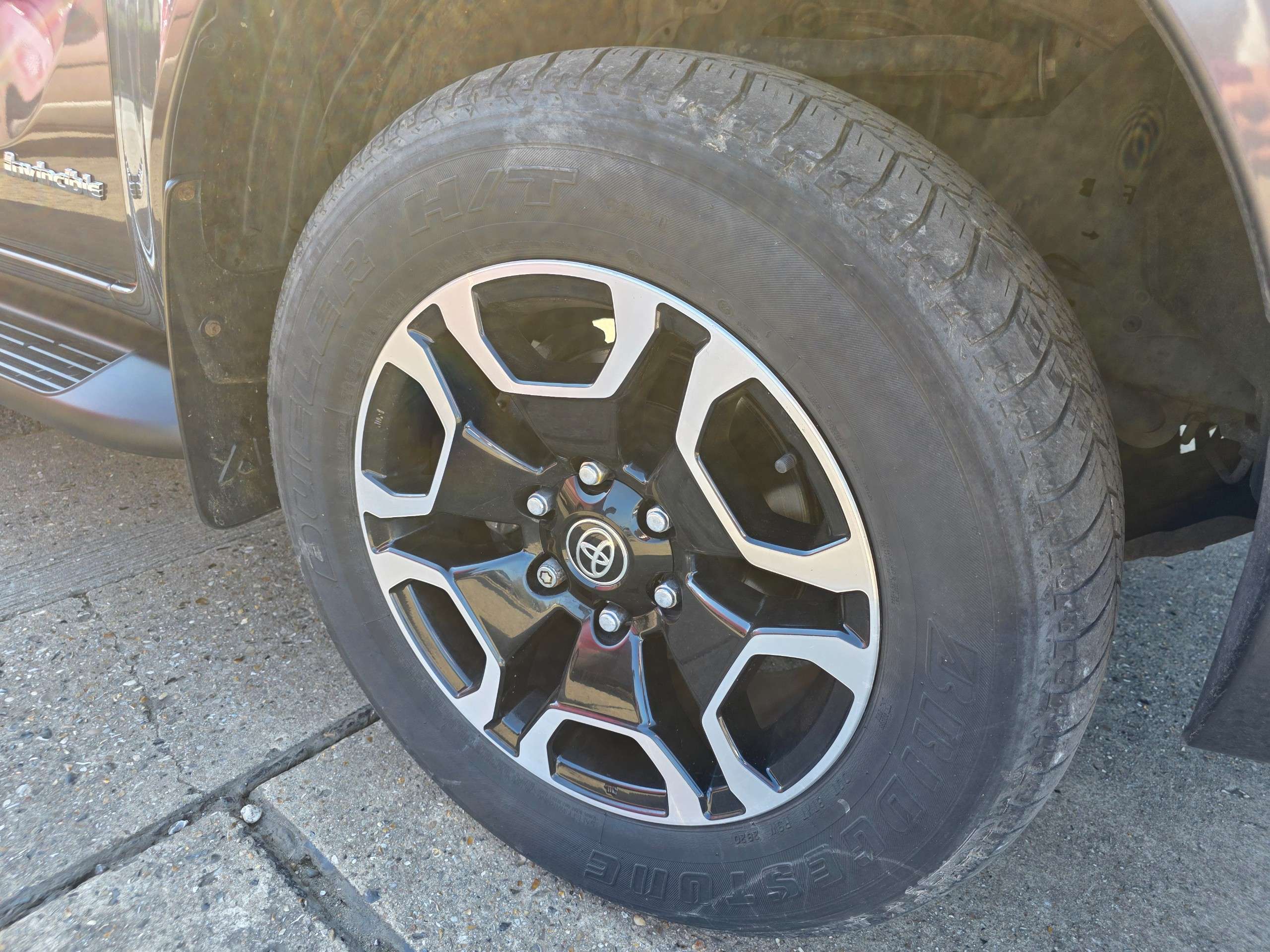 A 2021 TOYOTA HILUX 2.4 D-4D Invincible Pickup Double Cab 4dr Diesel Auto 4WD Euro 6 (s/s) (150 ps) A 2021 TOYOTA HILUX 2.4 D-4D Invincible Pickup Double Cab 4dr Diesel Auto 4WD Euro 6 (s/s) (150 ps)