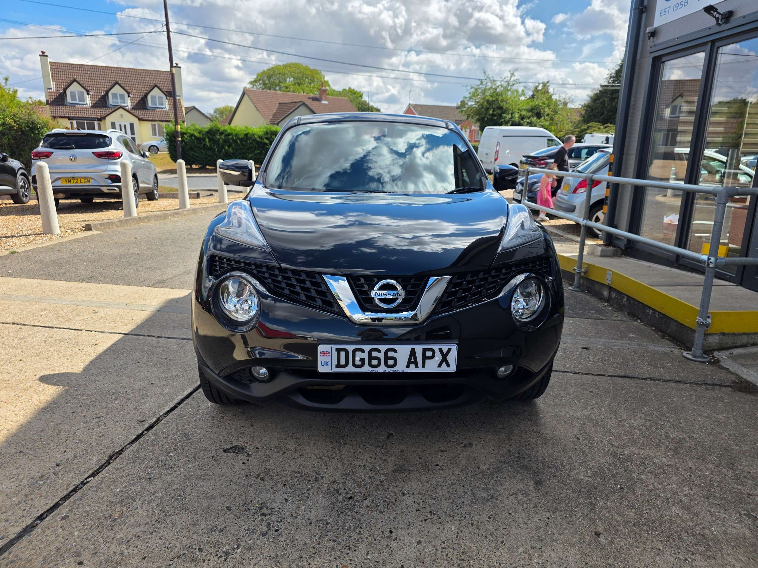 A 2016 NISSAN JUKE 1.6 Tekna SUV 5dr Petrol XTRON Euro 6 (117 ps) A 2016 NISSAN JUKE 1.6 Tekna SUV 5dr Petrol XTRON Euro 6 (117 ps)