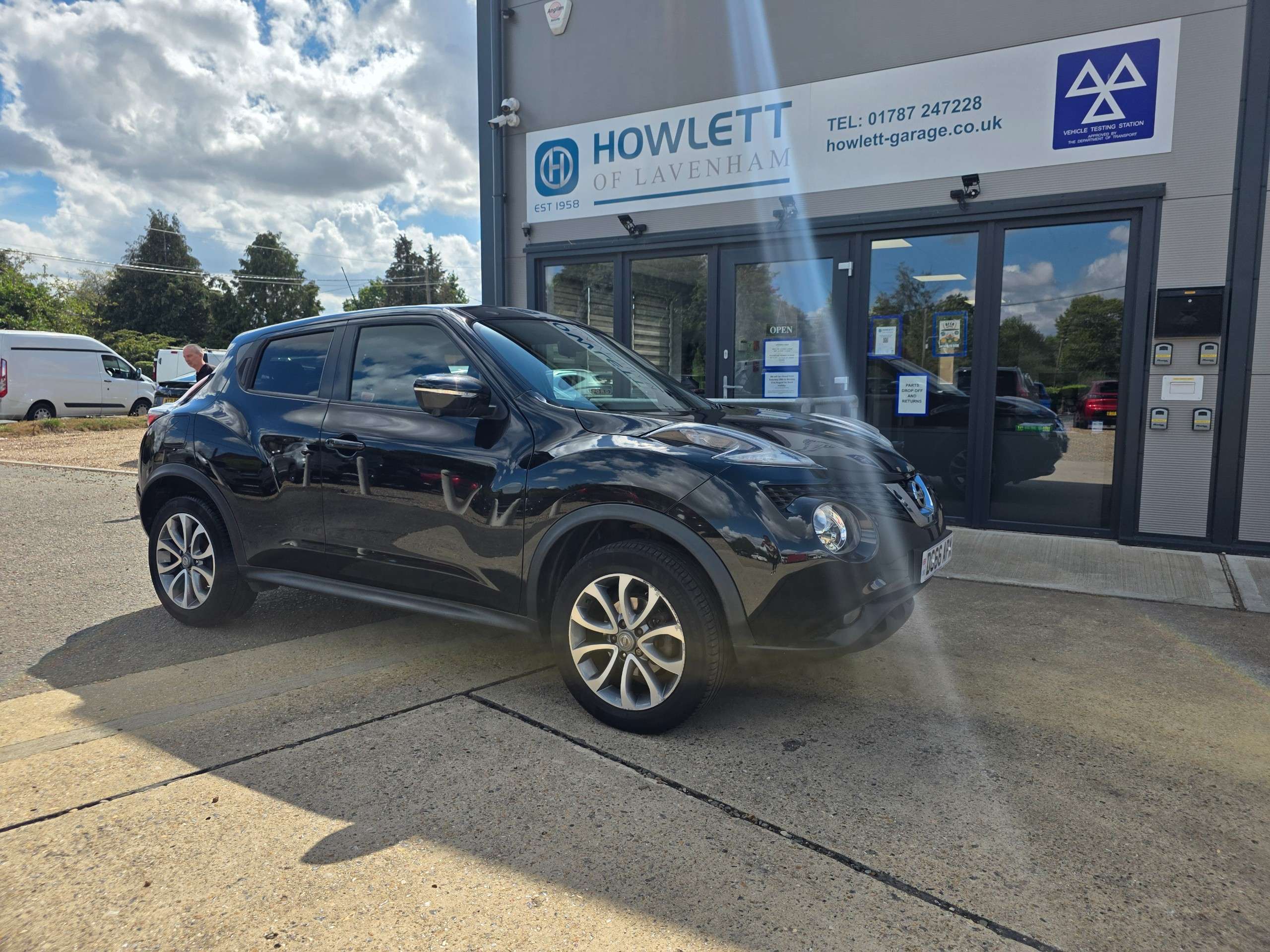 A 2016 NISSAN JUKE 1.6 Tekna SUV 5dr Petrol XTRON Euro 6 (117 ps) A 2016 NISSAN JUKE 1.6 Tekna SUV 5dr Petrol XTRON Euro 6 (117 ps)