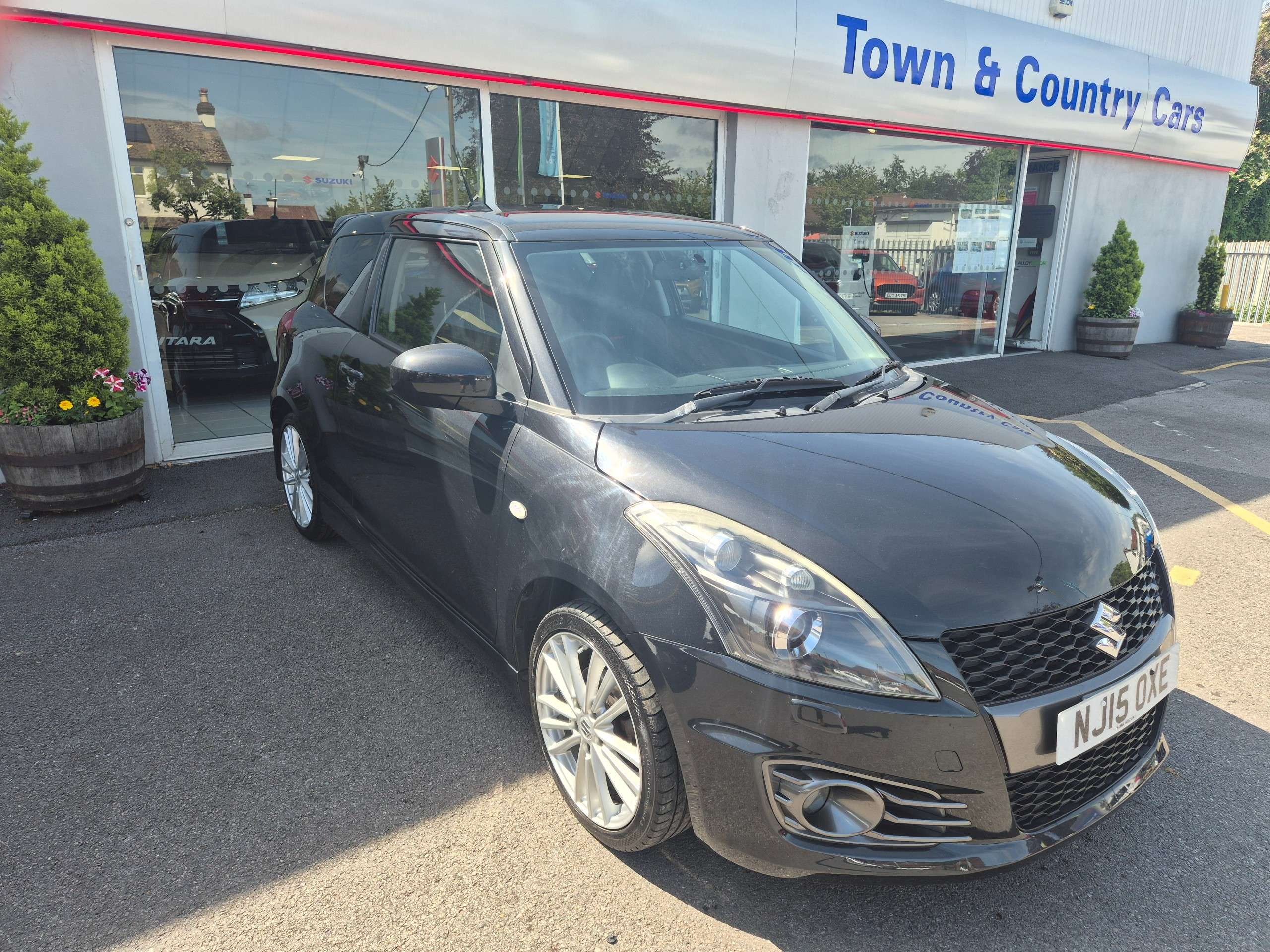 A 2015 SUZUKI SWIFT 1.6 Sport Hatchback 3dr Petrol Manual Euro 5 (SNav) (136 ps) A 2015 SUZUKI SWIFT 1.6 Sport Hatchback 3dr Petrol Manual Euro 5 (SNav) (136 ps)