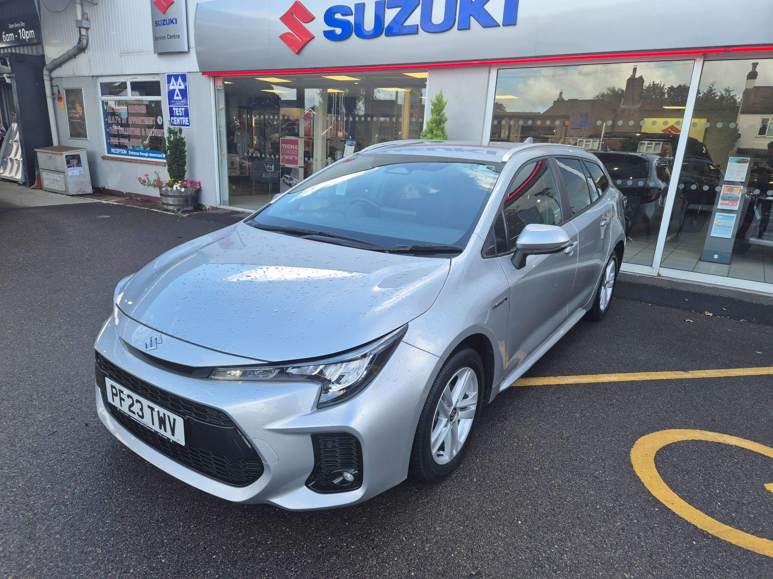 A 2023 SUZUKI SWACE 1.8h Motion Estate 5dr Petrol Hybrid CVT Euro 6 (s/s) (140 ps) A 2023 SUZUKI SWACE 1.8h Motion Estate 5dr Petrol Hybrid CVT Euro 6 (s/s) (140 ps)