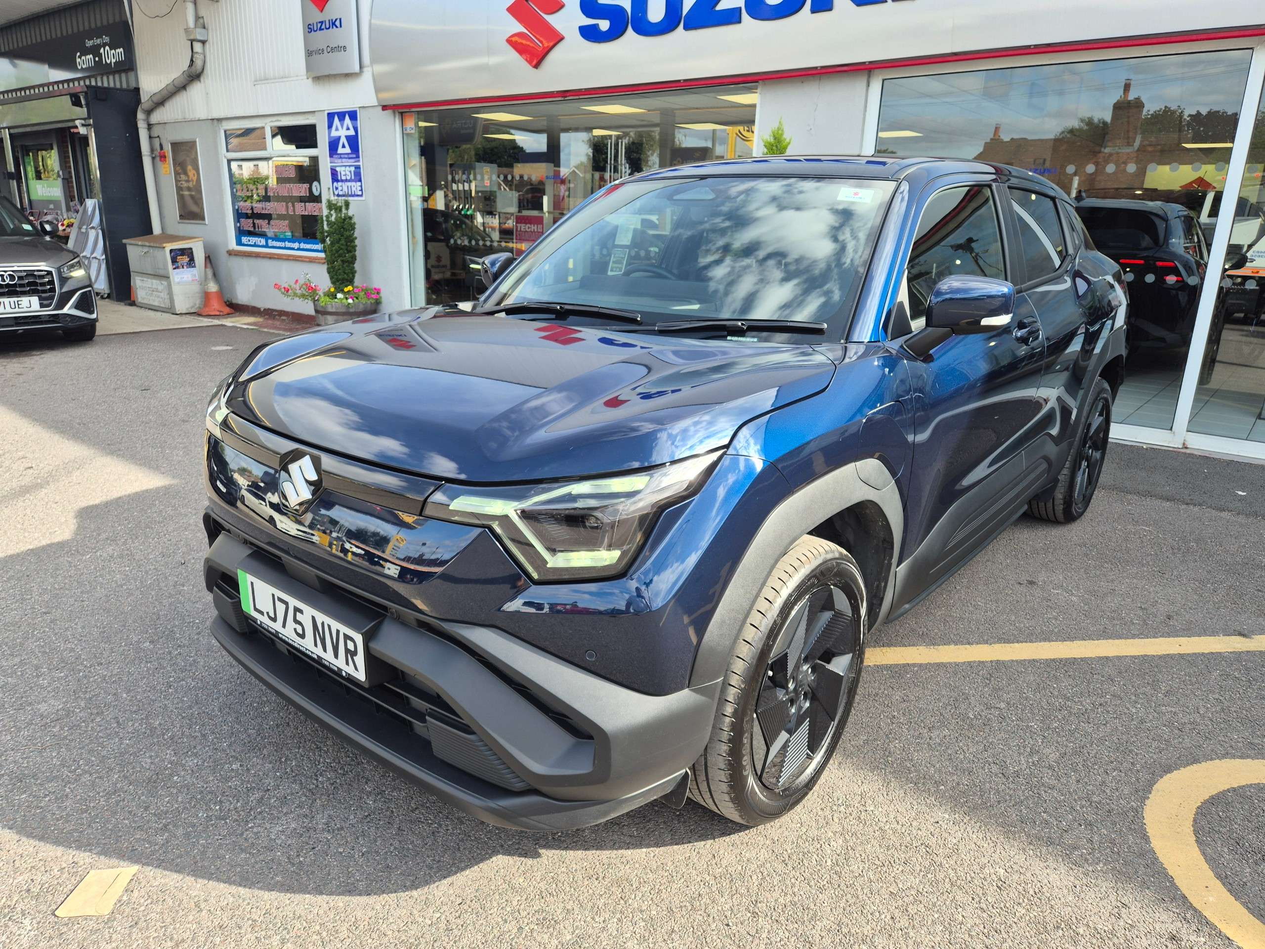A 2026 SUZUKI E VITARA 61kWh Motion SUV 5dr Electric Auto (174 ps) A 2026 SUZUKI E VITARA 61kWh Motion SUV 5dr Electric Auto (174 ps)