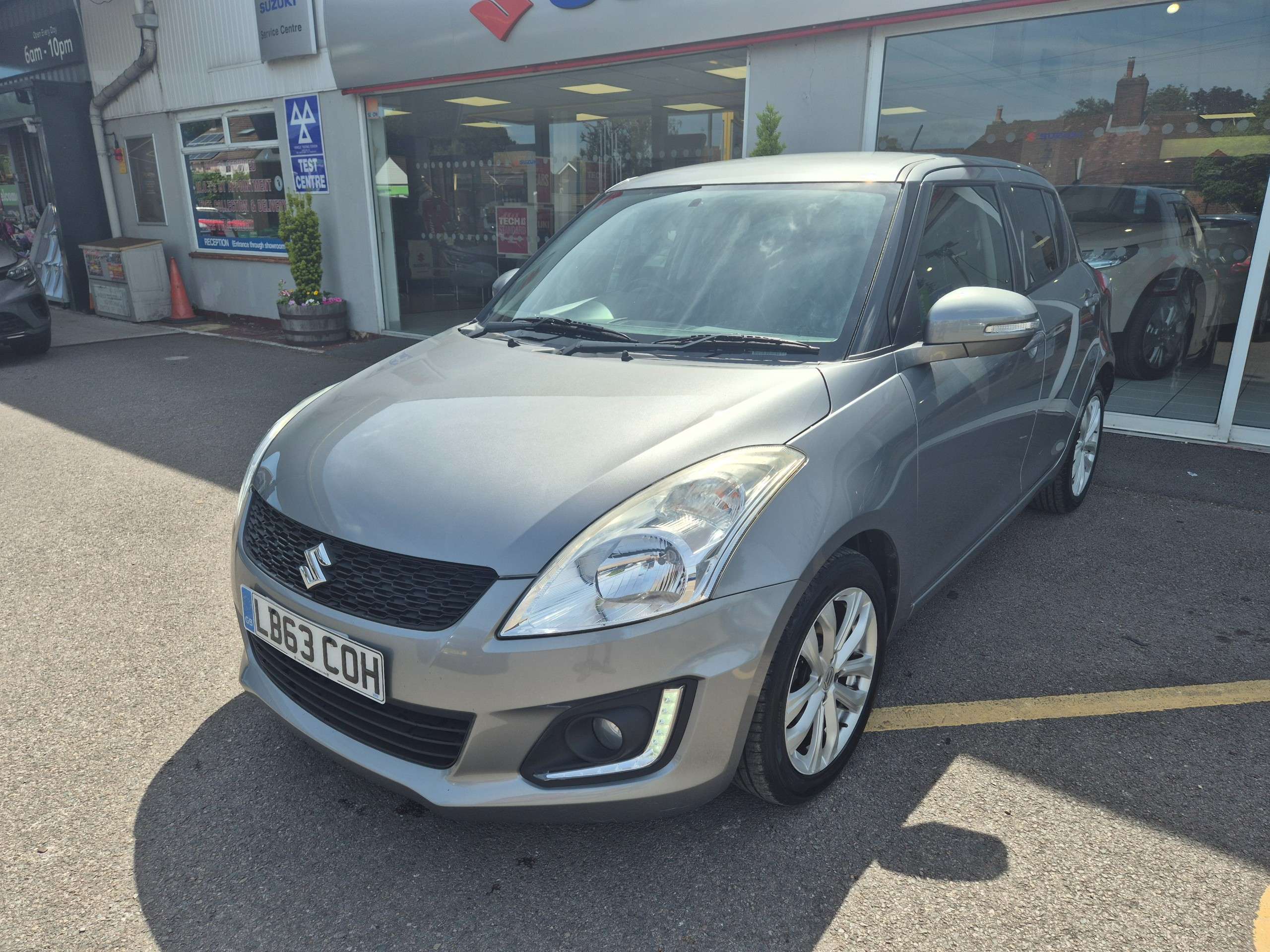 A 2014 SUZUKI SWIFT 1.2 SZ4 Hatchback 5dr Petrol Auto Euro 5 (94 ps) A 2014 SUZUKI SWIFT 1.2 SZ4 Hatchback 5dr Petrol Auto Euro 5 (94 ps)