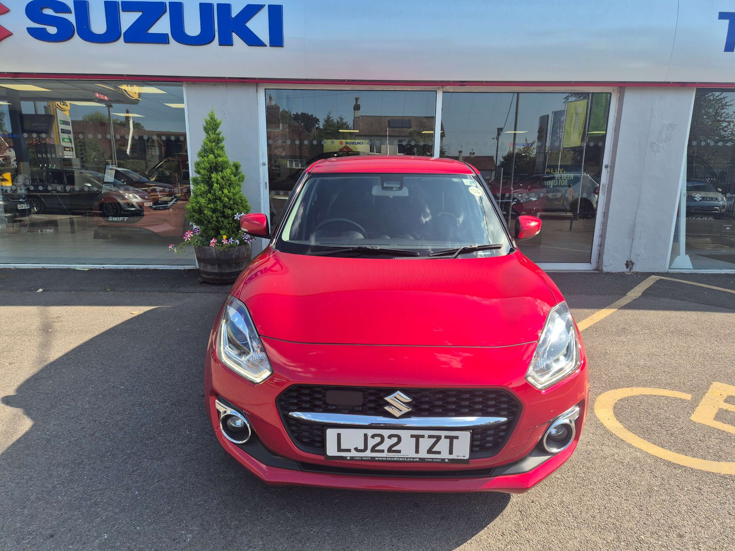 A 2022 SUZUKI SWIFT 1.2 Dualjet MHEV SZ5 Hatchback 5dr Petrol Hybrid CVT Euro 6 (s/s) (83 ps) A 2022 SUZUKI SWIFT 1.2 Dualjet MHEV SZ5 Hatchback 5dr Petrol Hybrid CVT Euro 6 (s/s) (83 ps)