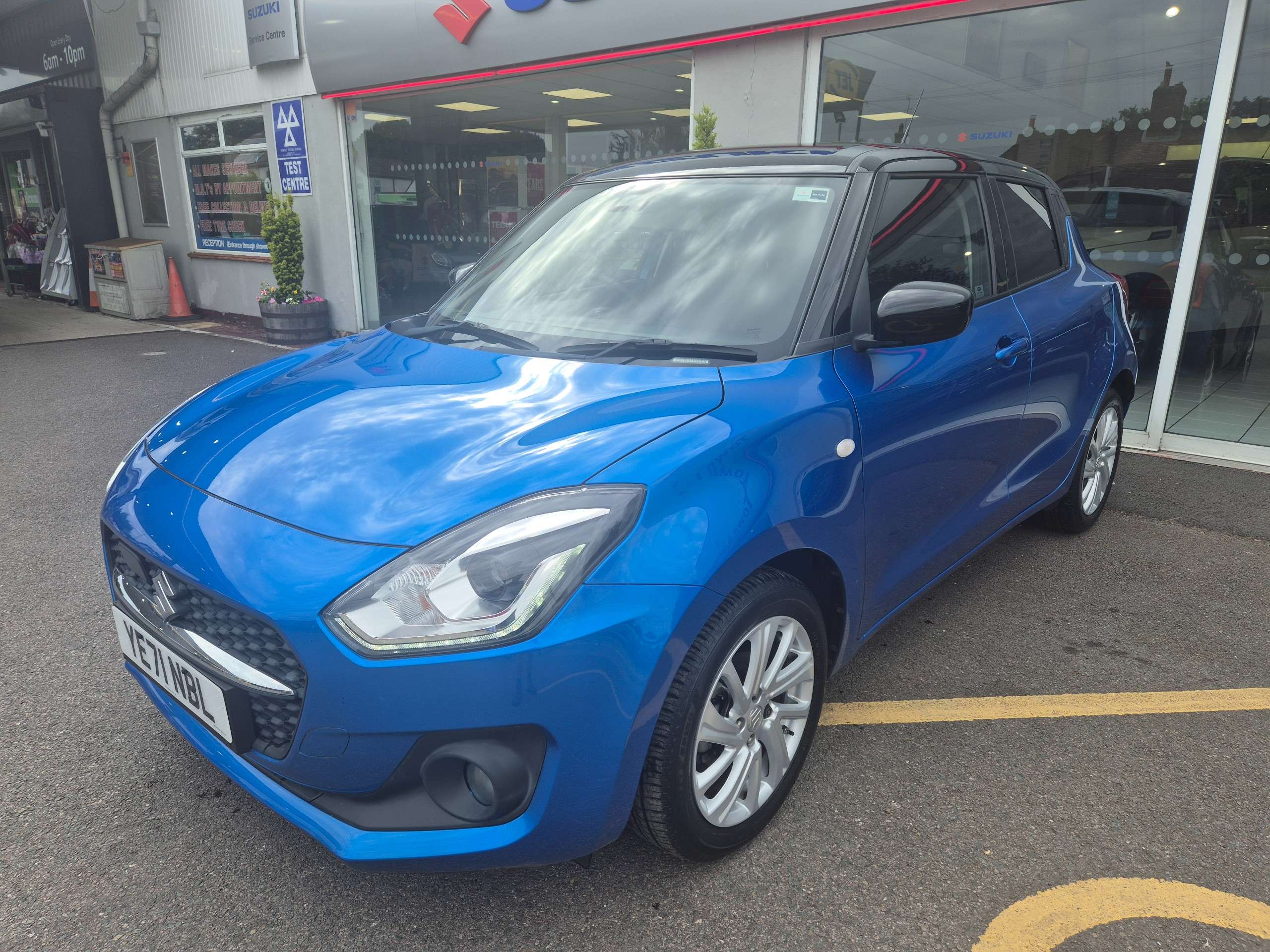 A 2021 SUZUKI SWIFT 1.2 Dualjet MHEV SZ-T Hatchback 5dr Petrol Hybrid CVT Euro 6 (s/s) (83 ps) A 2021 SUZUKI SWIFT 1.2 Dualjet MHEV SZ-T Hatchback 5dr Petrol Hybrid CVT Euro 6 (s/s) (83 ps)
