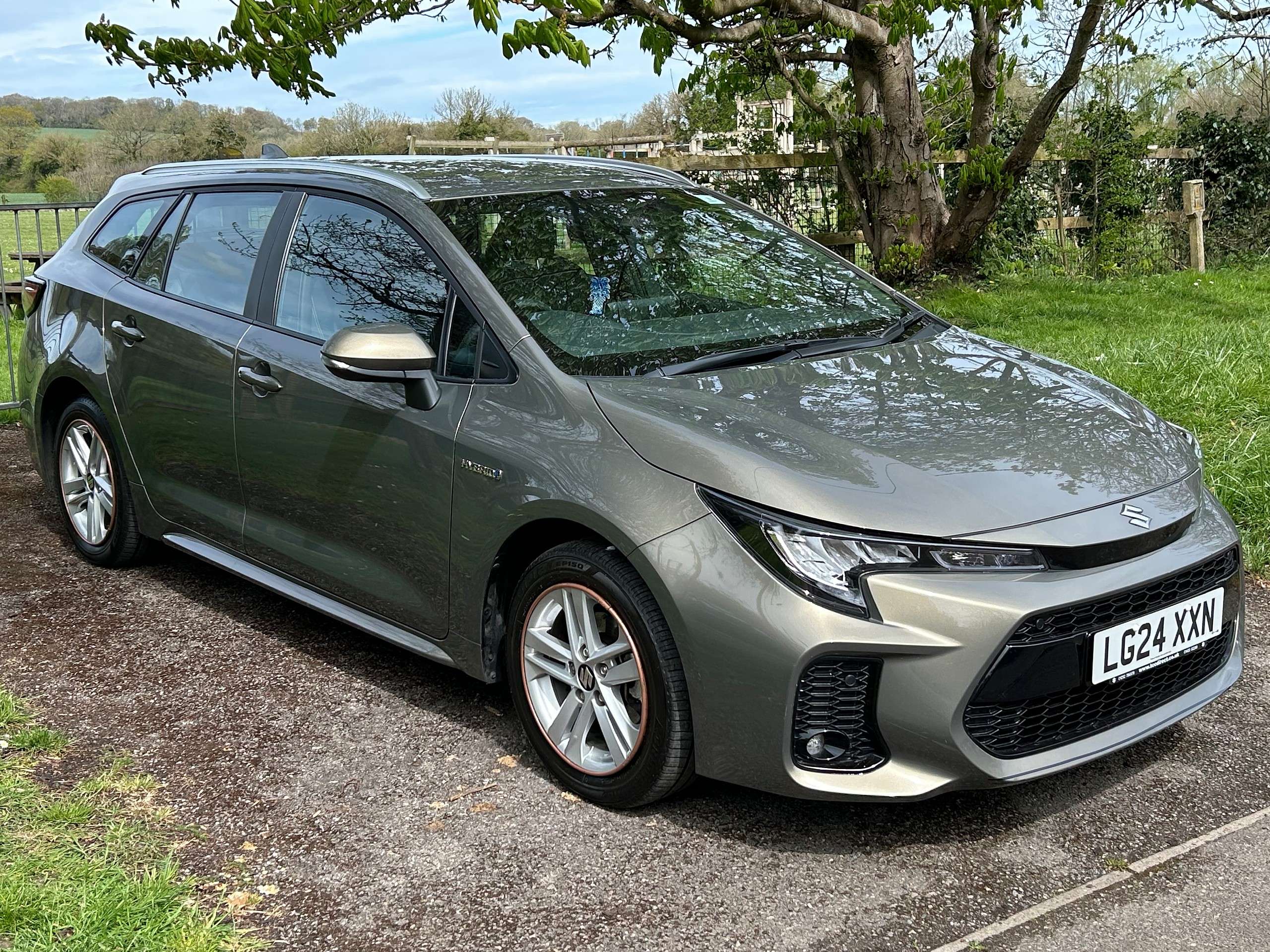 A 2024 SUZUKI SWACE 1.8h Motion Estate 5dr Petrol Hybrid CVT Euro 6 (s/s) (140 ps) A 2024 SUZUKI SWACE 1.8h Motion Estate 5dr Petrol Hybrid CVT Euro 6 (s/s) (140 ps)