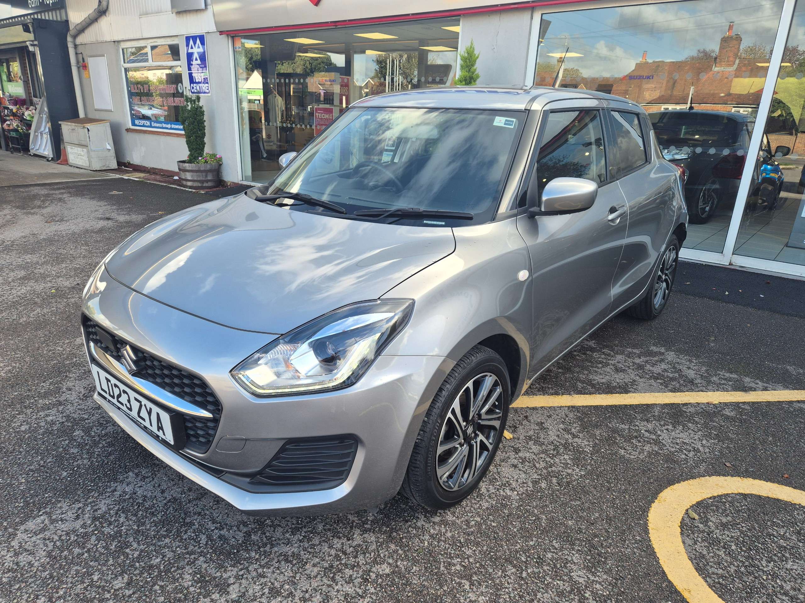 A 2023 SUZUKI SWIFT 1.2 Dualjet MHEV SZ-L Hatchback 5dr Petrol Hybrid Manual Euro 6 (s/s) (83 ps) A 2023 SUZUKI SWIFT 1.2 Dualjet MHEV SZ-L Hatchback 5dr Petrol Hybrid Manual Euro 6 (s/s) (83 ps)
