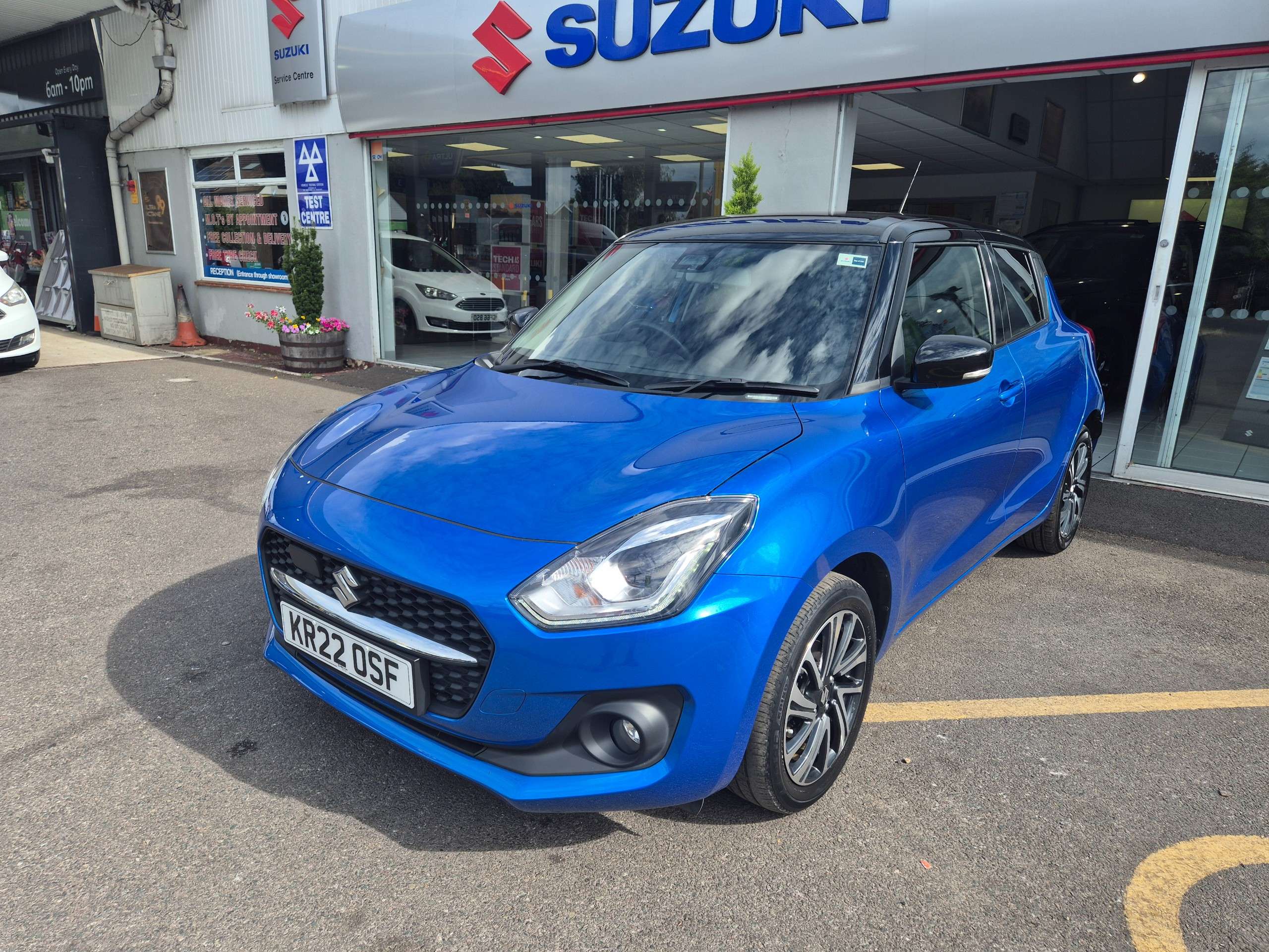 A 2022 SUZUKI SWIFT 1.2 Dualjet MHEV SZ5 Hatchback 5dr Petrol Hybrid Manual Euro 6 (s/s) (83 ps) A 2022 SUZUKI SWIFT 1.2 Dualjet MHEV SZ5 Hatchback 5dr Petrol Hybrid Manual Euro 6 (s/s) (83 ps)