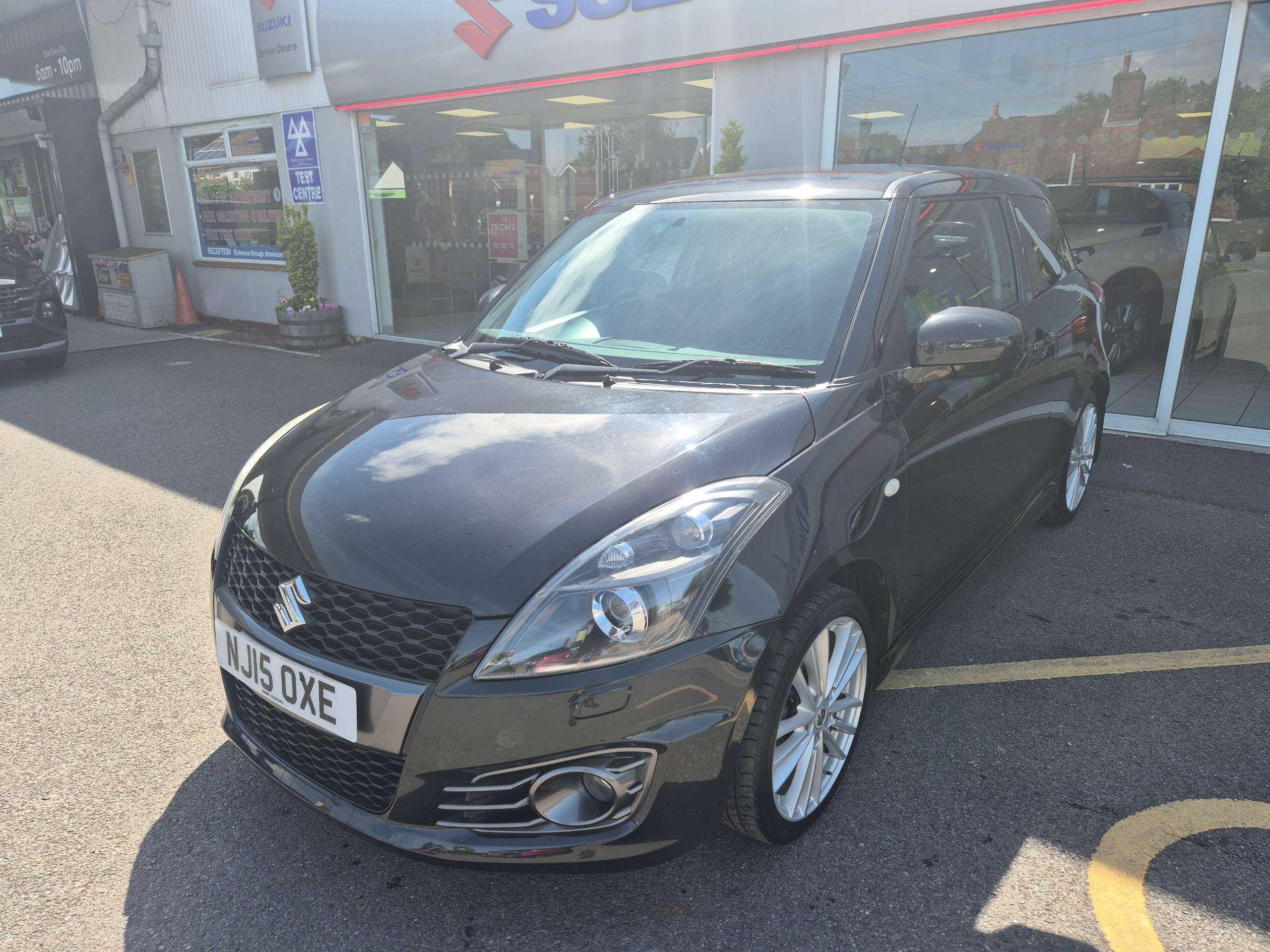 A 2015 SUZUKI SWIFT 1.6 Sport Hatchback 3dr Petrol Manual Euro 5 (SNav) (136 ps) A 2015 SUZUKI SWIFT 1.6 Sport Hatchback 3dr Petrol Manual Euro 5 (SNav) (136 ps)