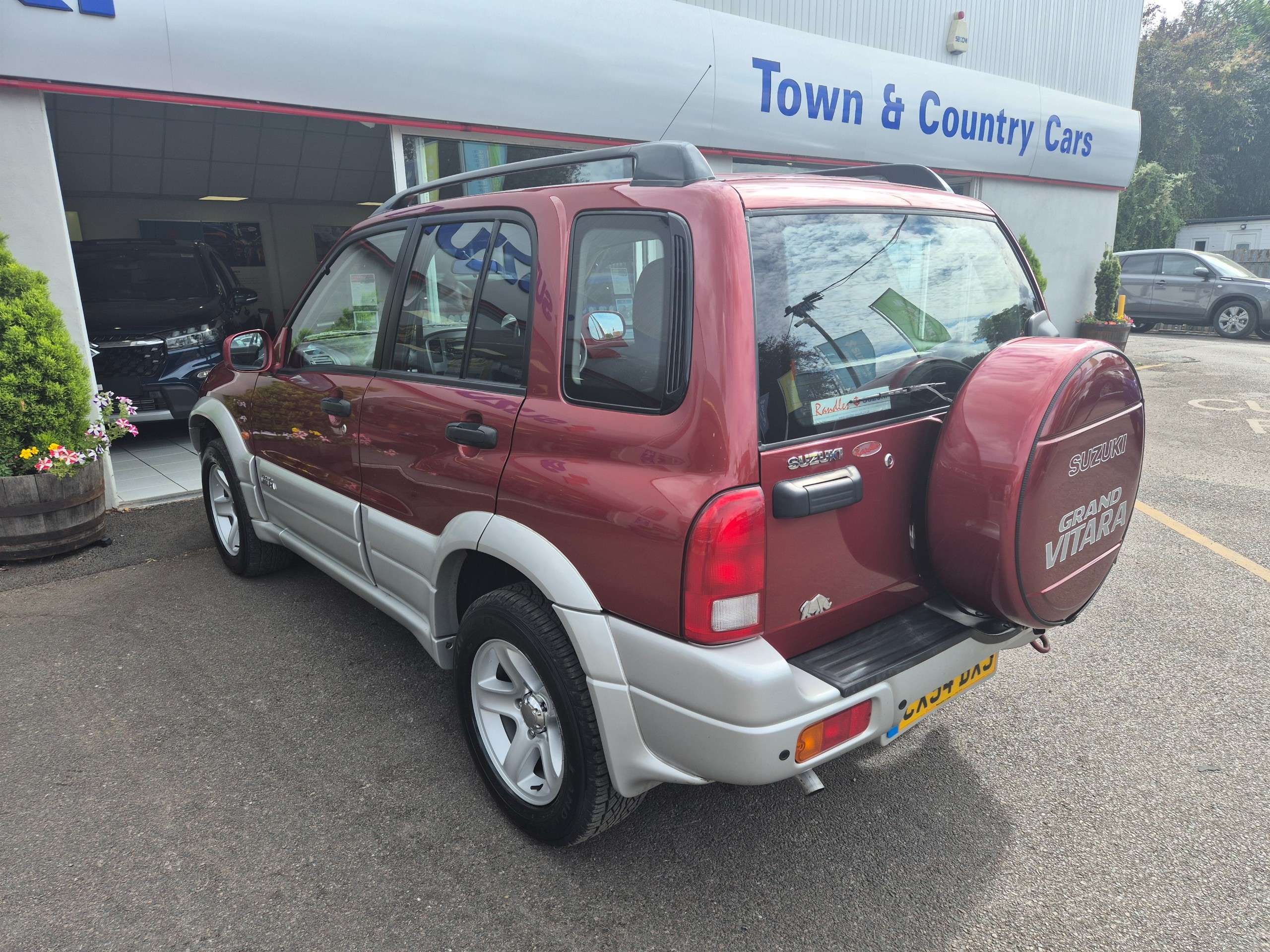 A 2004 SUZUKI GRAND VITARA 2.0 16v Estate 5dr Petrol Manual (230 g/km, 126 bhp) A 2004 SUZUKI GRAND VITARA 2.0 16v Estate 5dr Petrol Manual (230 g/km, 126 bhp)
