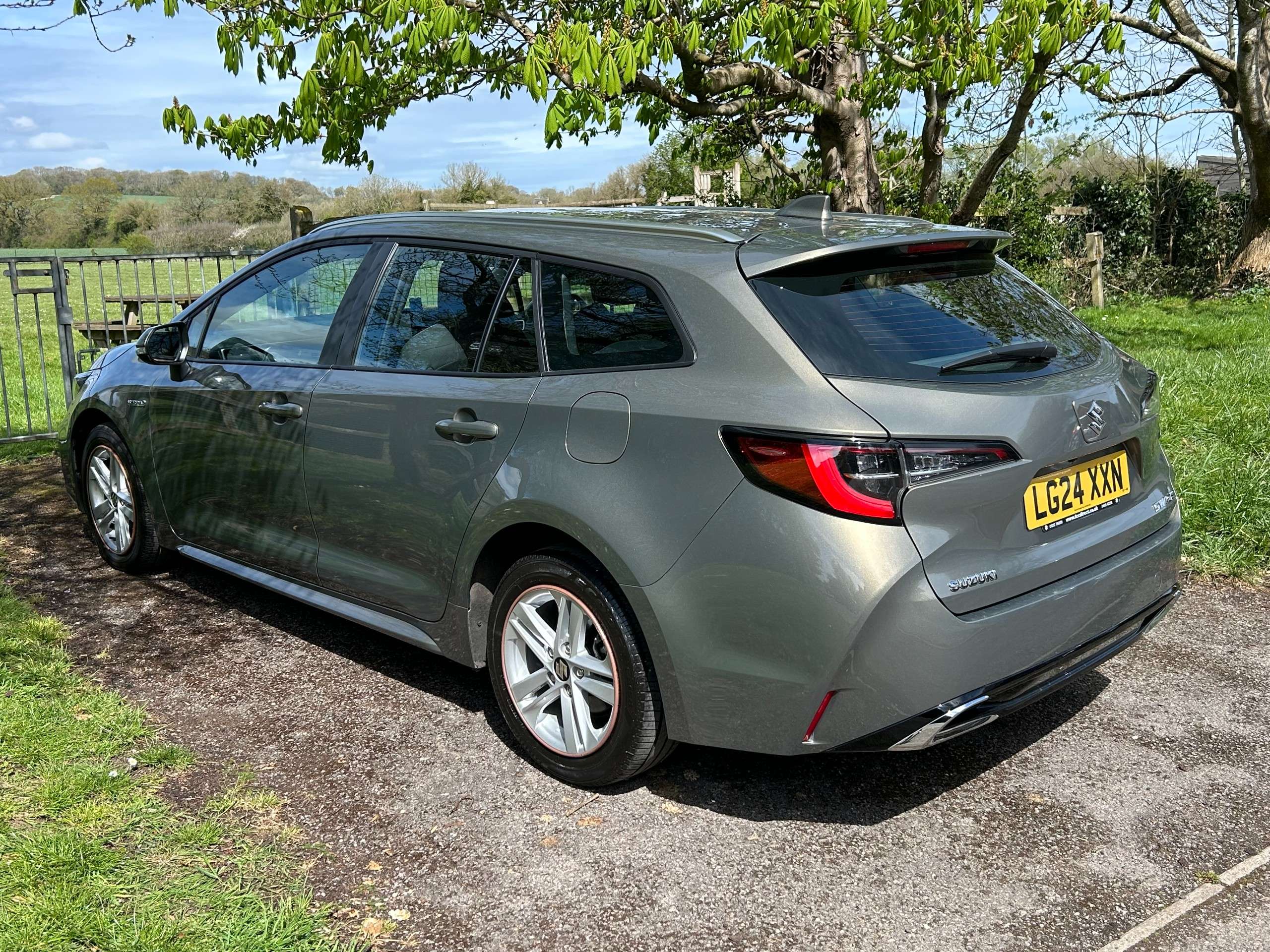 A 2024 SUZUKI SWACE 1.8h Motion Estate 5dr Petrol Hybrid CVT Euro 6 (s/s) (140 ps) A 2024 SUZUKI SWACE 1.8h Motion Estate 5dr Petrol Hybrid CVT Euro 6 (s/s) (140 ps)