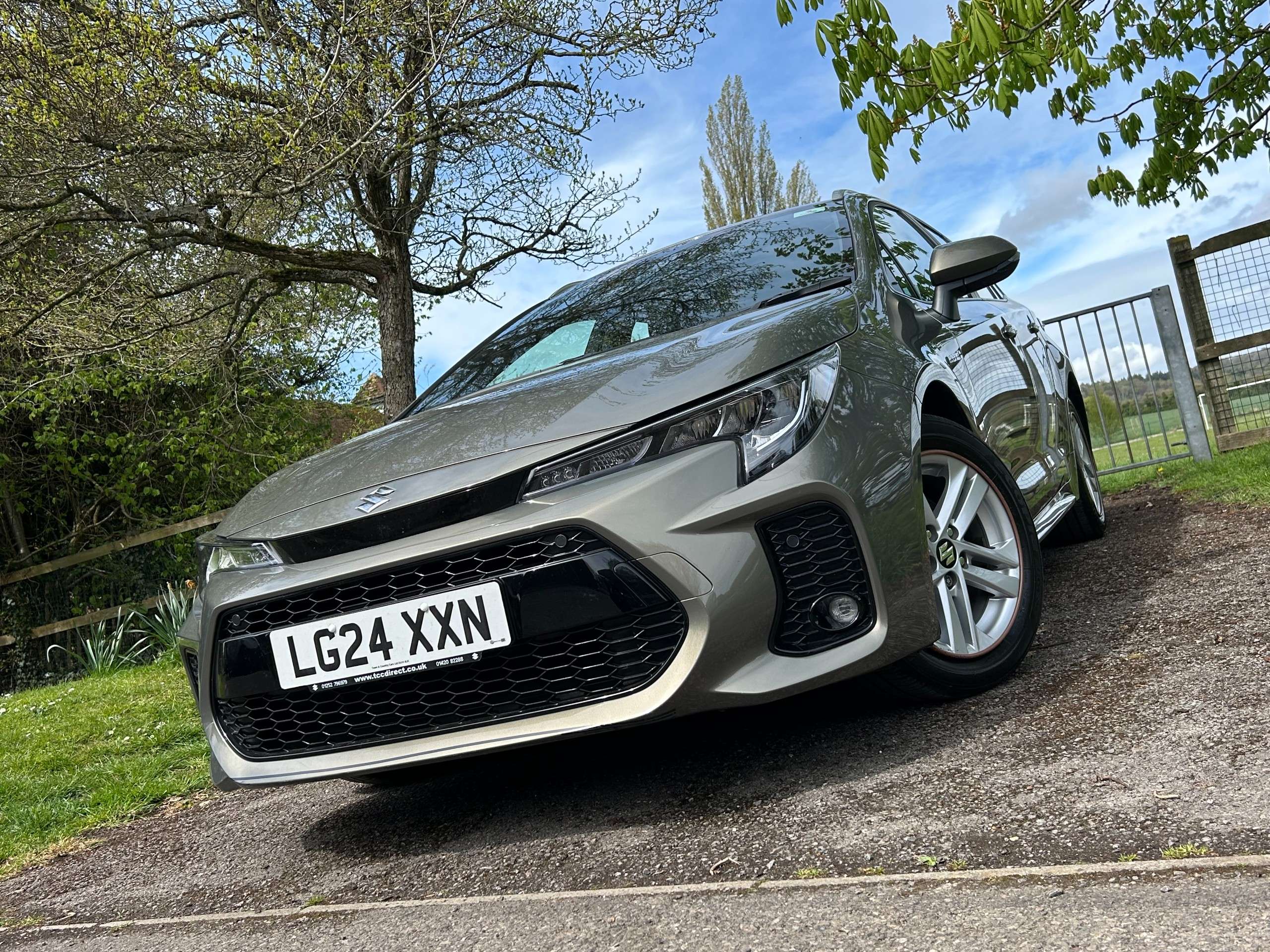 A 2024 SUZUKI SWACE 1.8h Motion Estate 5dr Petrol Hybrid CVT Euro 6 (s/s) (140 ps) A 2024 SUZUKI SWACE 1.8h Motion Estate 5dr Petrol Hybrid CVT Euro 6 (s/s) (140 ps)