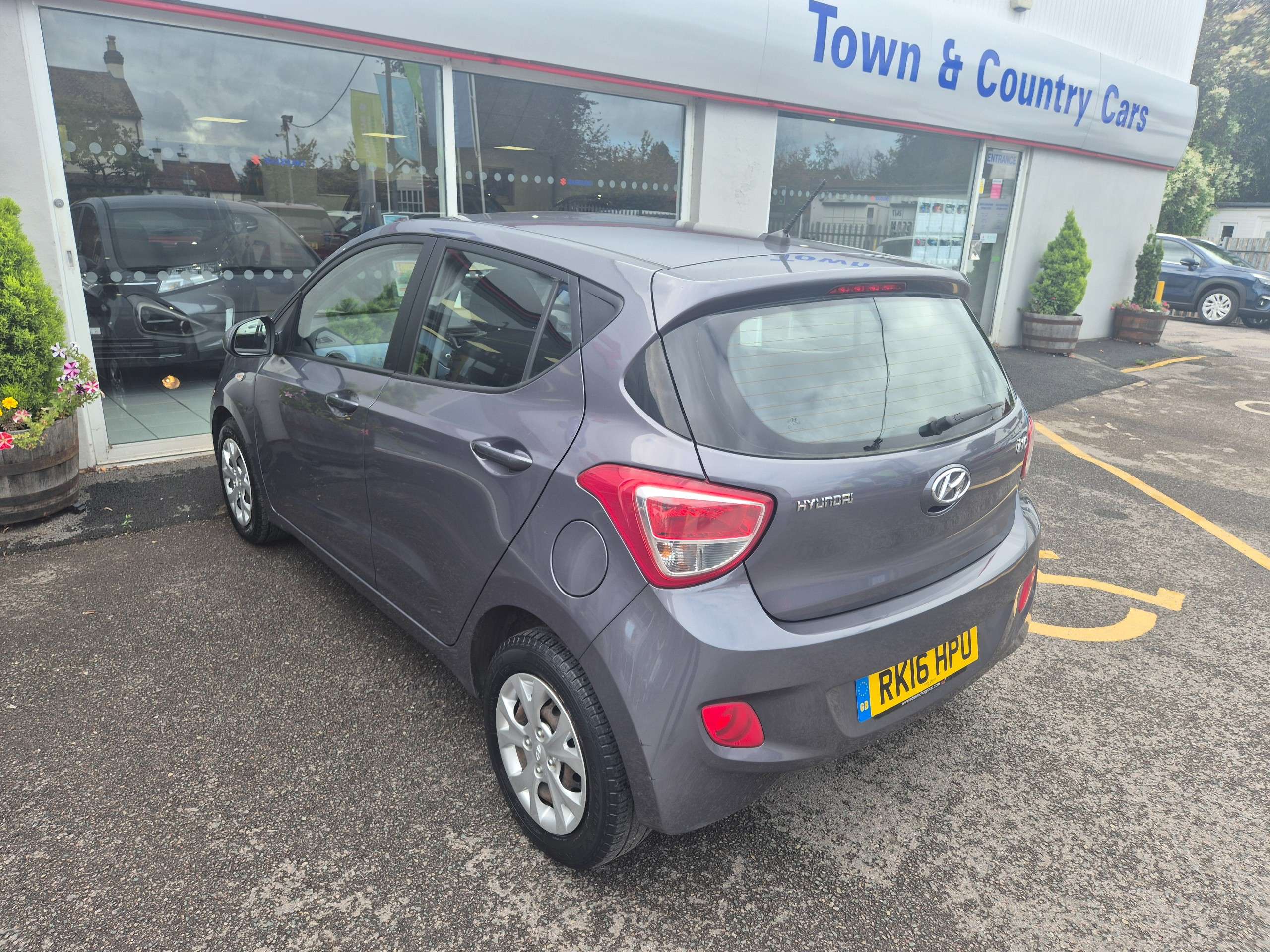 A 2016 HYUNDAI I10 1.2 SE Hatchback 5dr Petrol Manual Euro 5 (87 ps) A 2016 HYUNDAI I10 1.2 SE Hatchback 5dr Petrol Manual Euro 5 (87 ps)