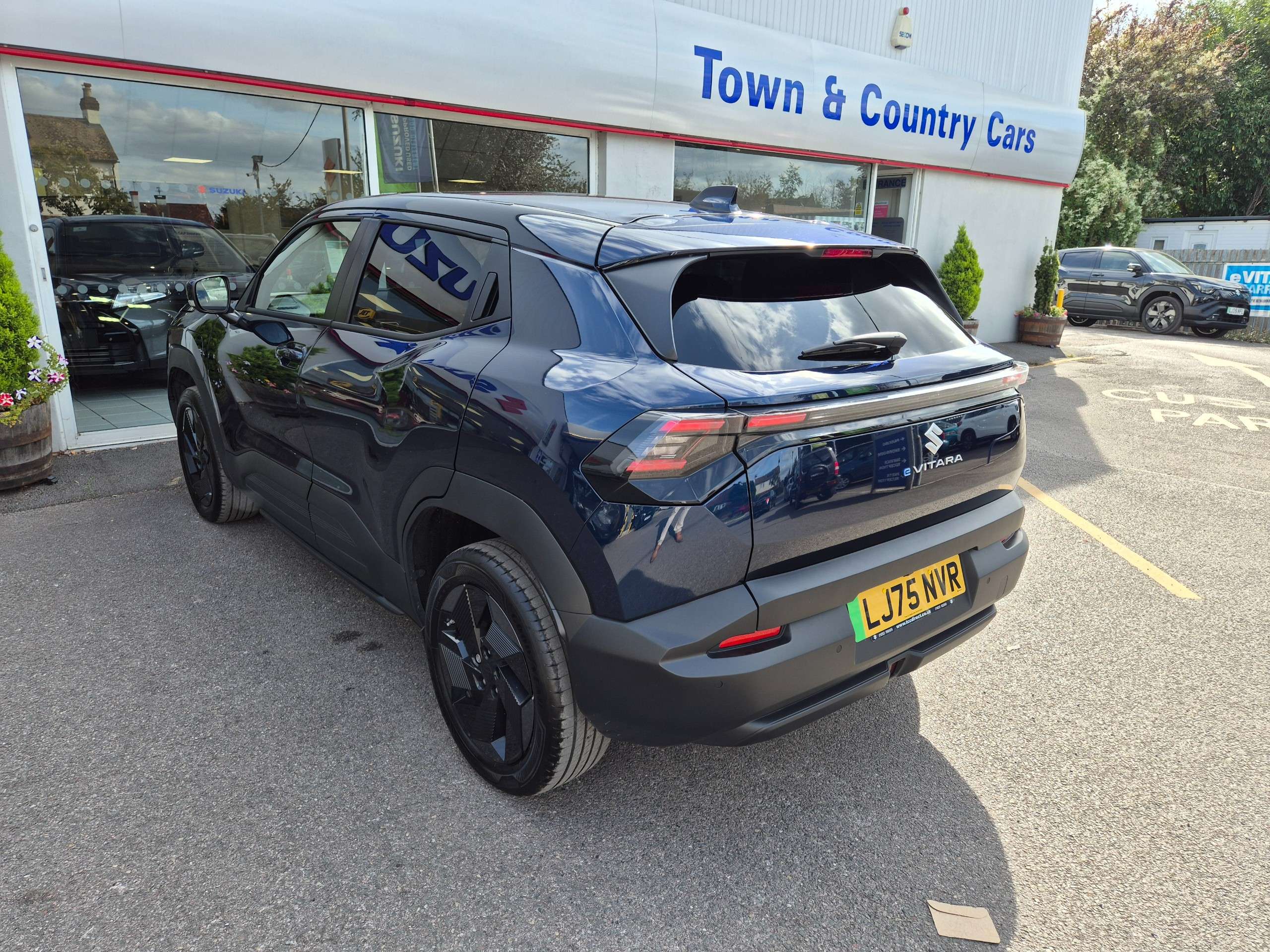 A 2026 SUZUKI E VITARA 61kWh Motion SUV 5dr Electric Auto (174 ps) A 2026 SUZUKI E VITARA 61kWh Motion SUV 5dr Electric Auto (174 ps)
