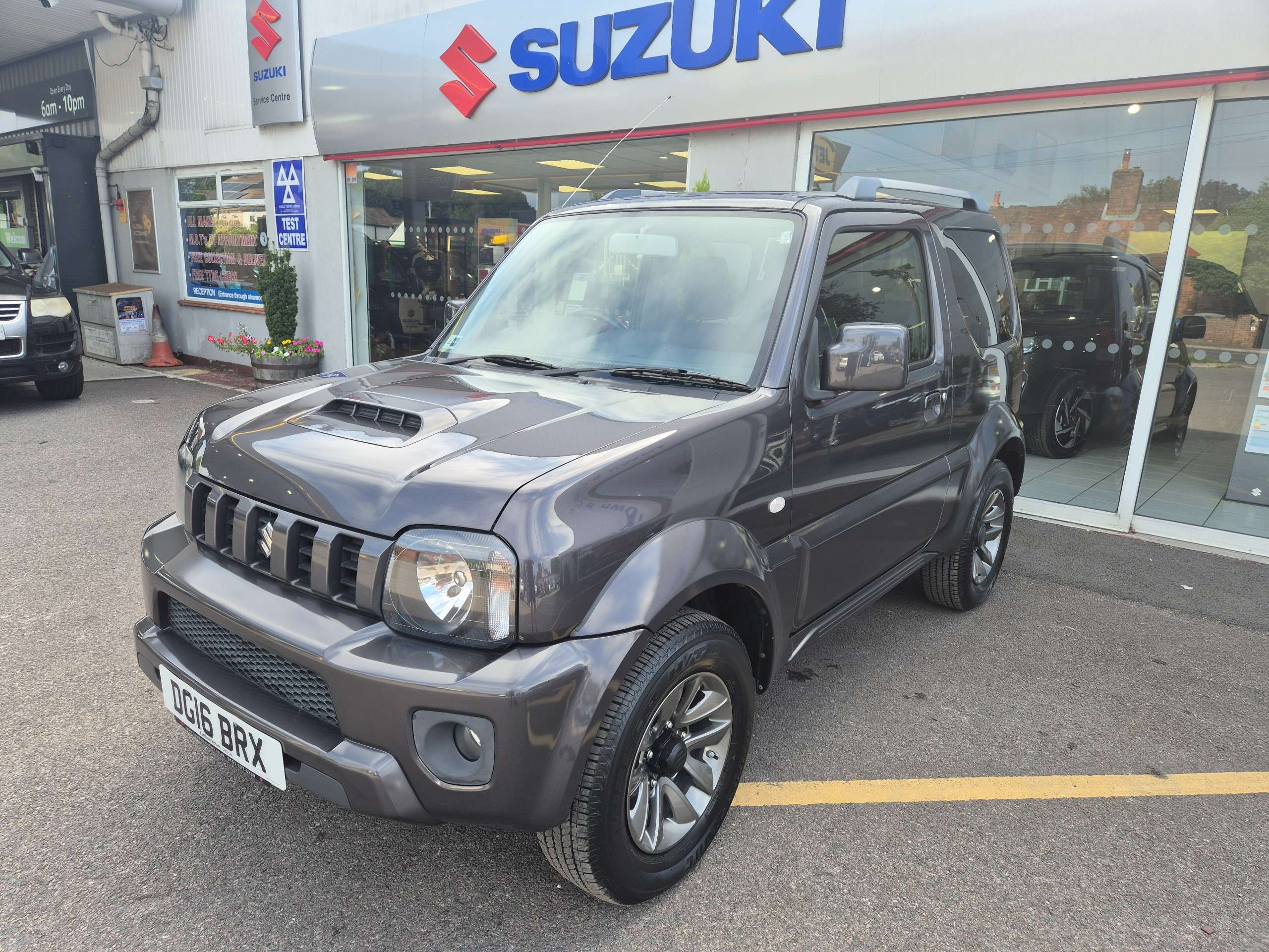 A 2016 SUZUKI JIMNY 1.3 VVT SZ4 SUV 3dr Petrol Manual 4WD Euro 6 (85 ps) A 2016 SUZUKI JIMNY 1.3 VVT SZ4 SUV 3dr Petrol Manual 4WD Euro 6 (85 ps)