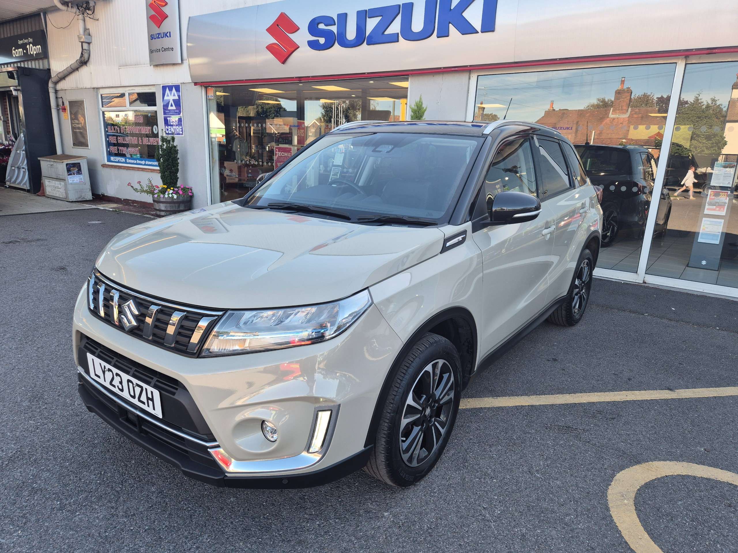 A 2023 SUZUKI VITARA 1.5 SZ5 SUV 5dr Petrol Hybrid AGS Auto Euro 6 (s/s) (115 ps) A 2023 SUZUKI VITARA 1.5 SZ5 SUV 5dr Petrol Hybrid AGS Auto Euro 6 (s/s) (115 ps)
