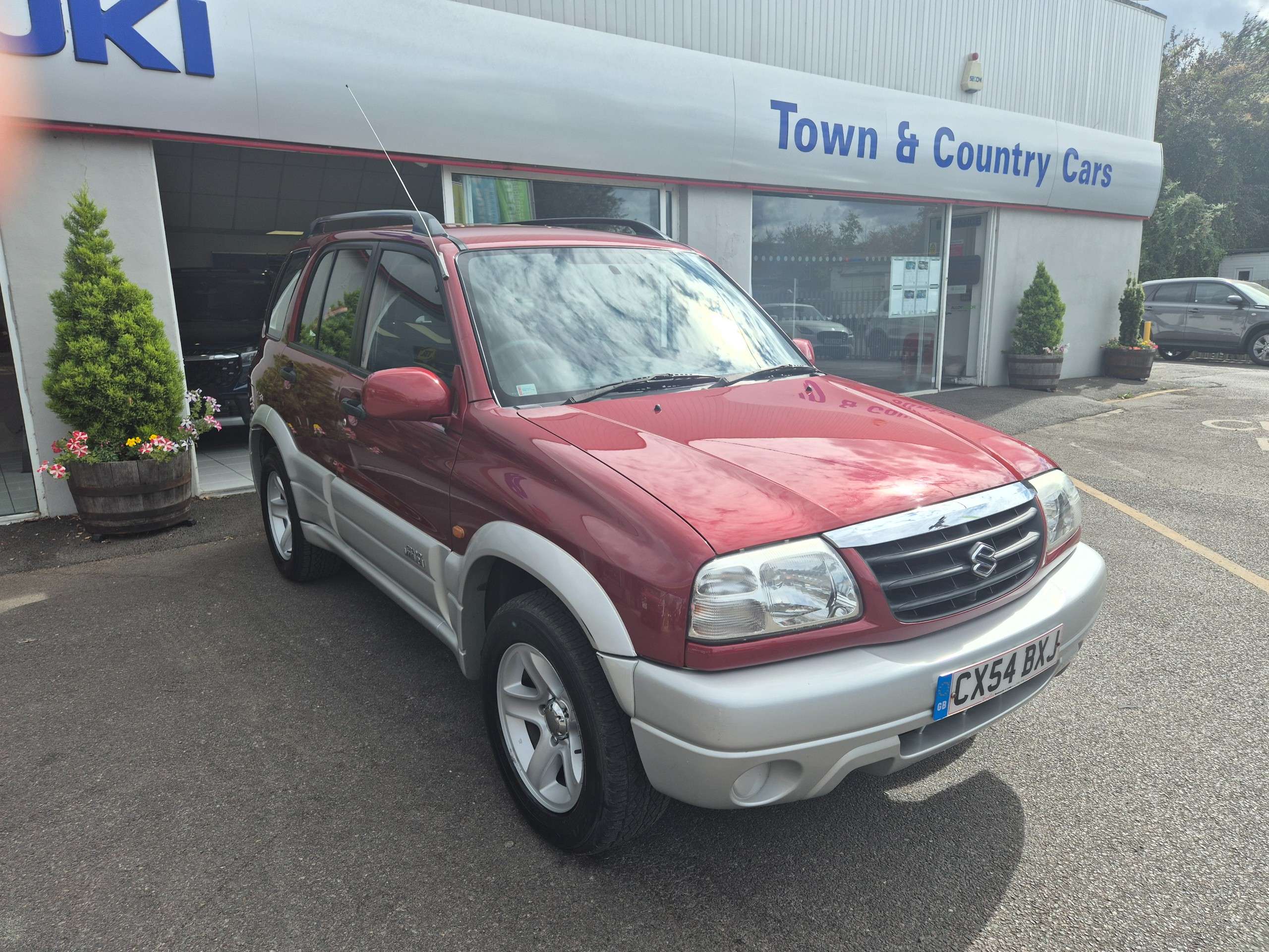 A 2004 SUZUKI GRAND VITARA 2.0 16v Estate 5dr Petrol Manual (230 g/km, 126 bhp) A 2004 SUZUKI GRAND VITARA 2.0 16v Estate 5dr Petrol Manual (230 g/km, 126 bhp)