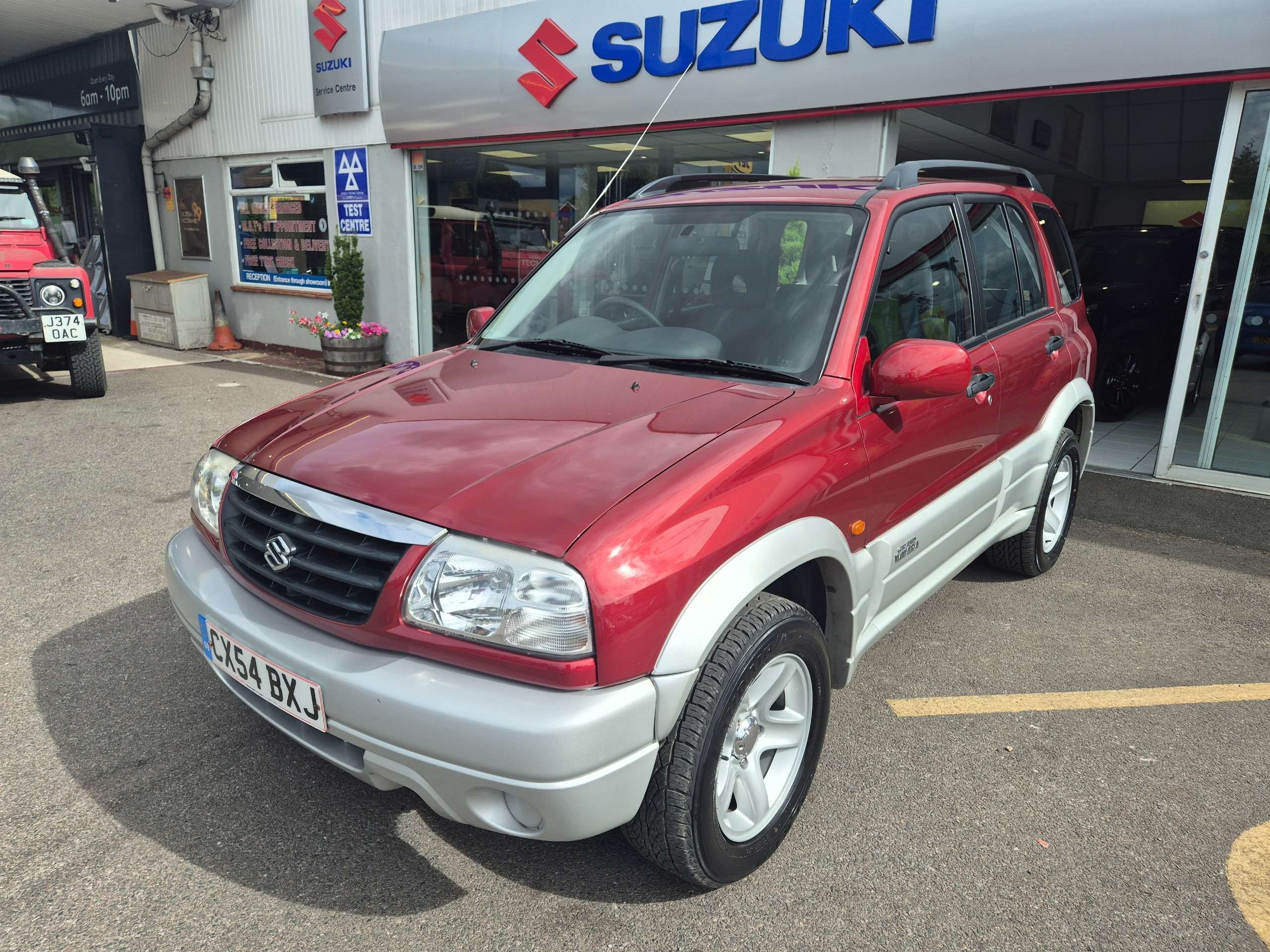 A 2004 SUZUKI GRAND VITARA 2.0 16v Estate 5dr Petrol Manual (230 g/km, 126 bhp) A 2004 SUZUKI GRAND VITARA 2.0 16v Estate 5dr Petrol Manual (230 g/km, 126 bhp)