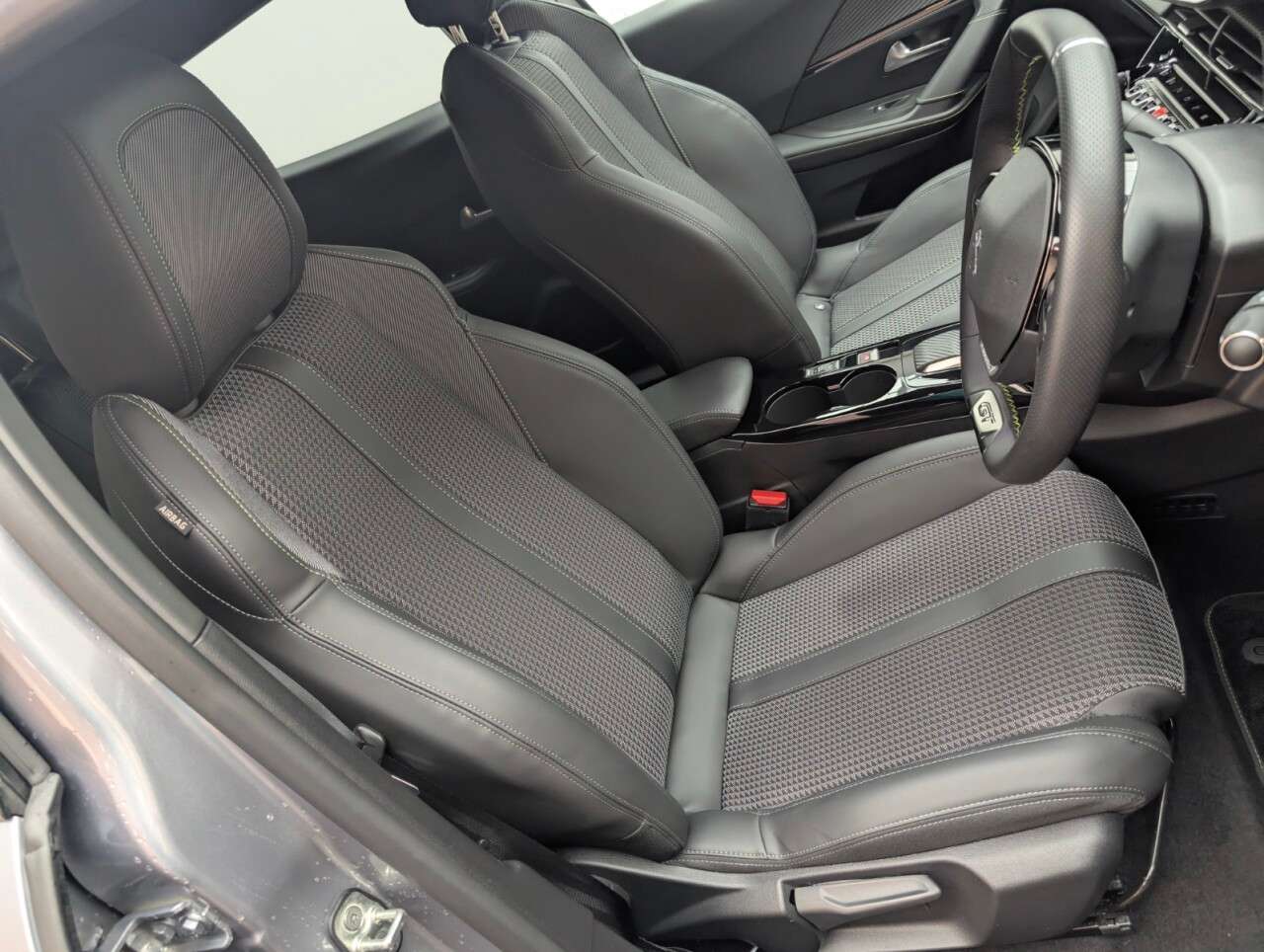 2023 PEUGEOT E-2008 2023 PEUGEOT E-2008