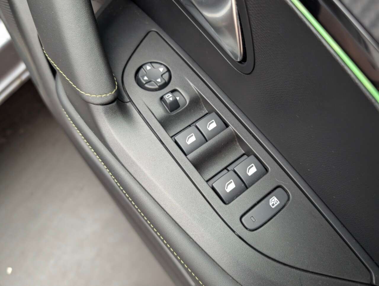 2023 PEUGEOT E-2008 2023 PEUGEOT E-2008