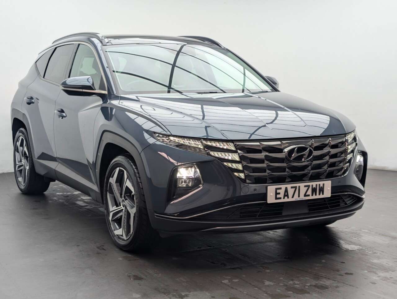 A 2021 HYUNDAI TUCSON 1.6 h T-GDi Ultimate SUV 5dr Petrol Hybrid Auto Euro 6 (s/s) (230 ps) - CRU A 2021 HYUNDAI TUCSON 1.6 h T-GDi Ultimate SUV 5dr Petrol Hybrid Auto Euro 6 (s/s) (230 ps) - CRU