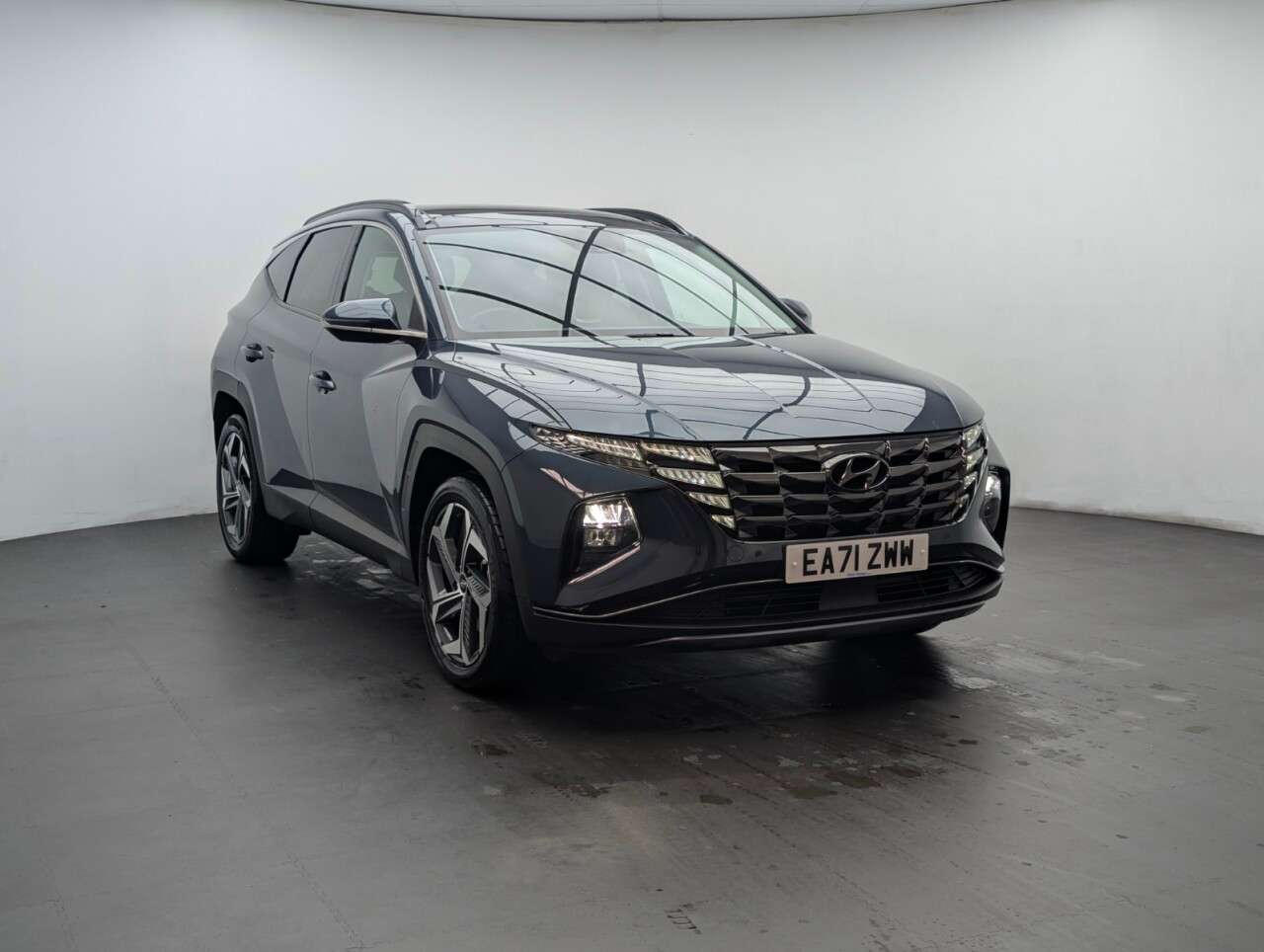 A 2021 HYUNDAI TUCSON 1.6 h T-GDi Ultimate SUV 5dr Petrol Hybrid Auto Euro 6 (s/s) (230 ps) - CRU A 2021 HYUNDAI TUCSON 1.6 h T-GDi Ultimate SUV 5dr Petrol Hybrid Auto Euro 6 (s/s) (230 ps) - CRU