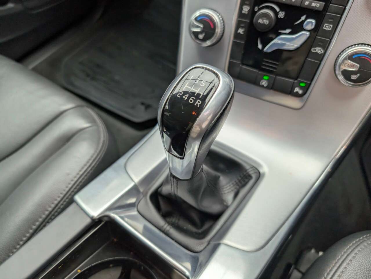 2016 VOLVO V60 2016 VOLVO V60