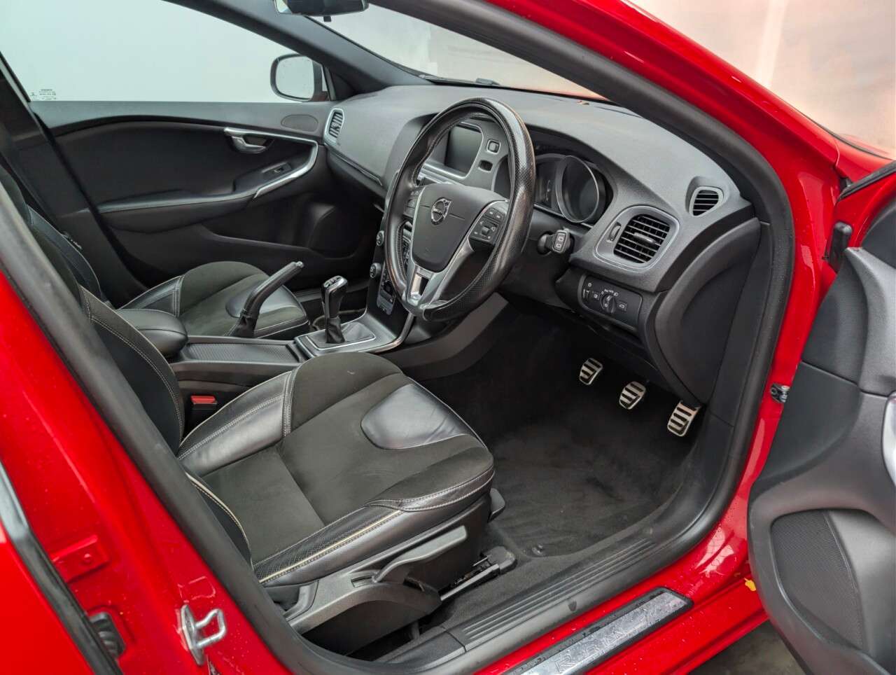 2016 VOLVO V40 2016 VOLVO V40