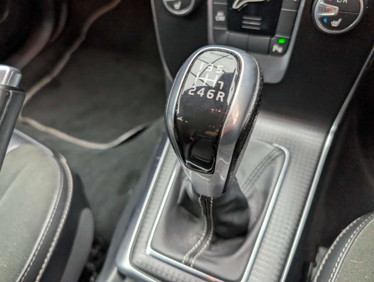 2016 VOLVO V40 2016 VOLVO V40