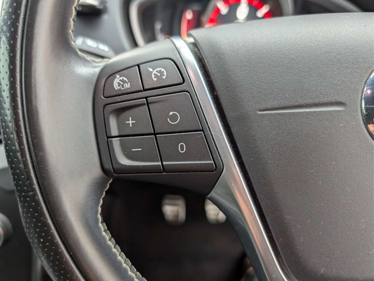 2016 VOLVO V40 2016 VOLVO V40