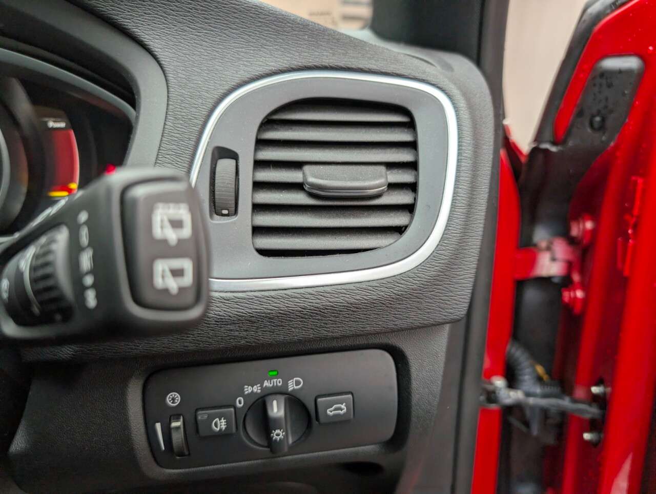 2016 VOLVO V40 2016 VOLVO V40