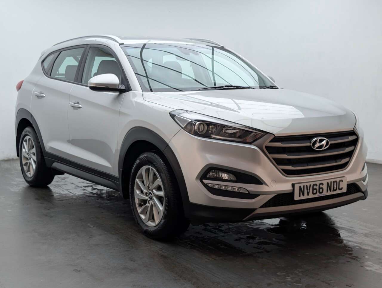 A 2017 HYUNDAI TUCSON 1.7 CRDi Blue Drive SE Nav SUV 5dr Diesel Manual Euro 6 (s/s) (116 ps) PARK A 2017 HYUNDAI TUCSON 1.7 CRDi Blue Drive SE Nav SUV 5dr Diesel Manual Euro 6 (s/s) (116 ps) PARK