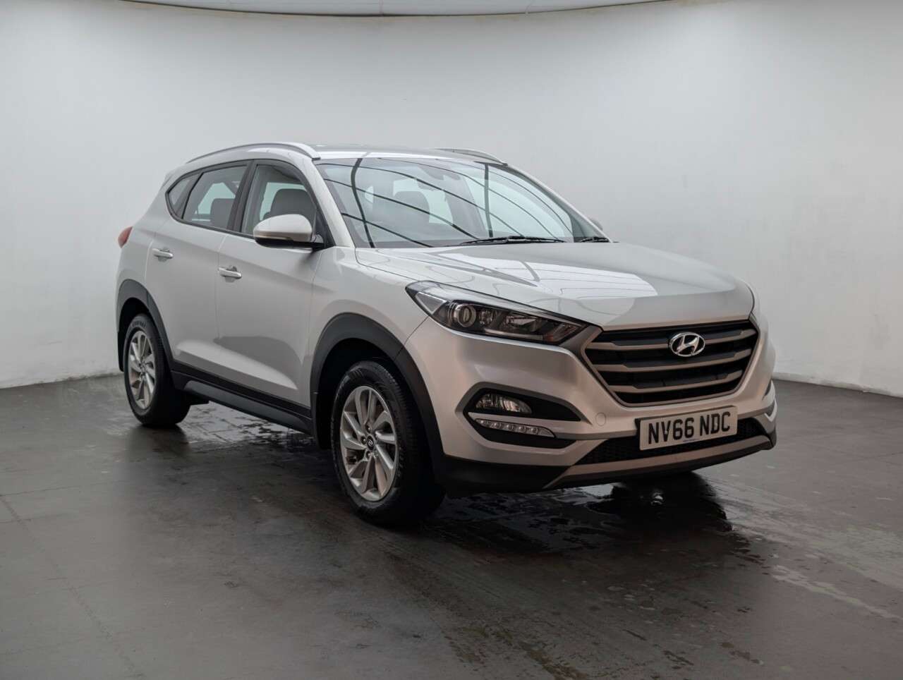 A 2017 HYUNDAI TUCSON 1.7 CRDi Blue Drive SE Nav SUV 5dr Diesel Manual Euro 6 (s/s) (116 ps) PARK A 2017 HYUNDAI TUCSON 1.7 CRDi Blue Drive SE Nav SUV 5dr Diesel Manual Euro 6 (s/s) (116 ps) PARK