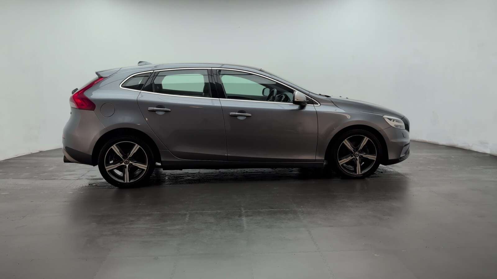 2016 VOLVO V40 2016 VOLVO V40
