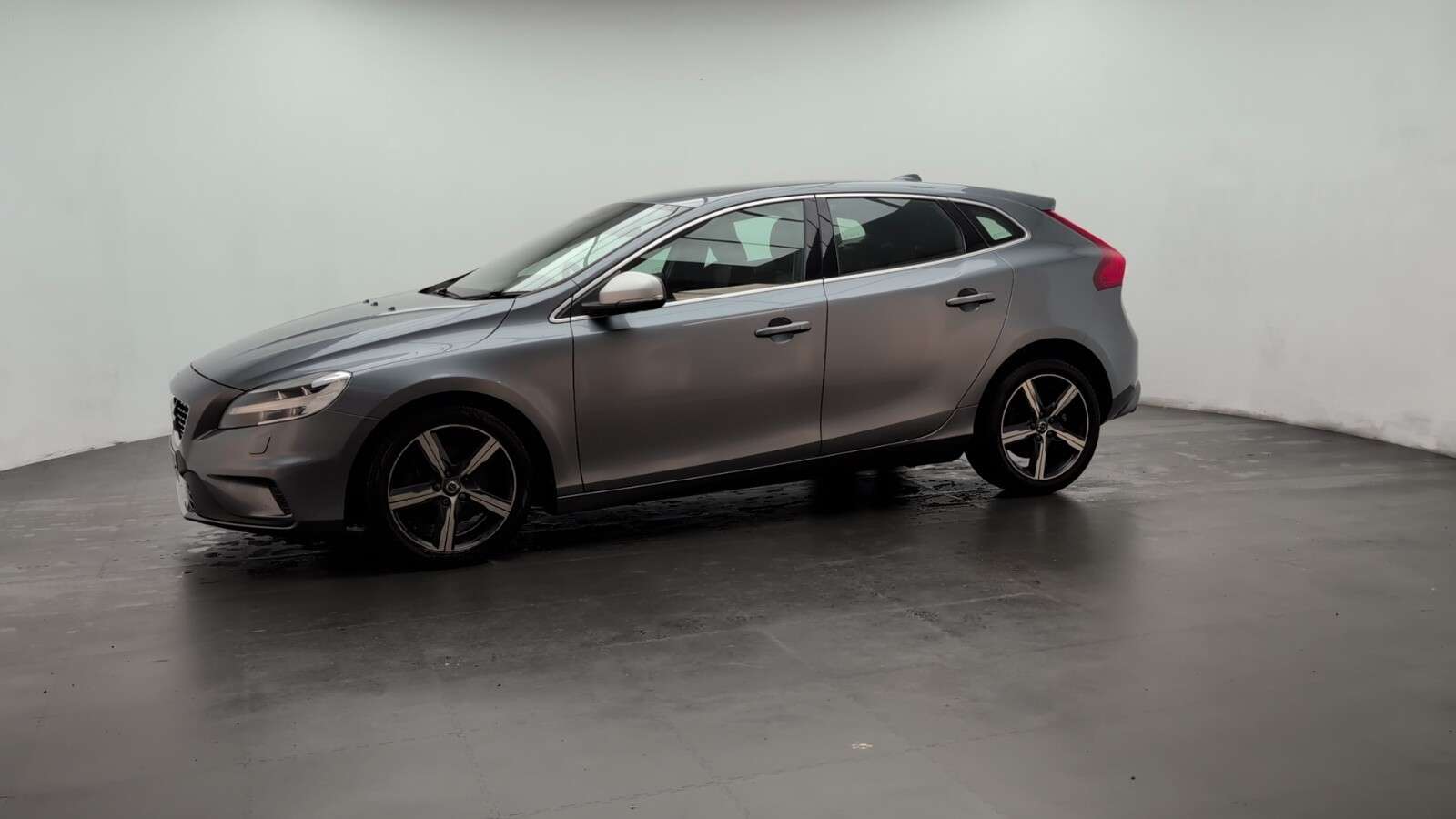 2016 VOLVO V40 2016 VOLVO V40