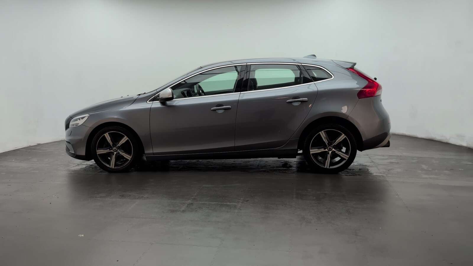 2016 VOLVO V40 2016 VOLVO V40