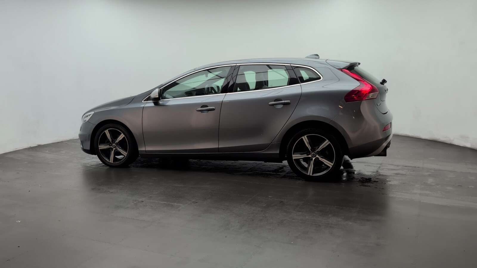 2016 VOLVO V40 2016 VOLVO V40