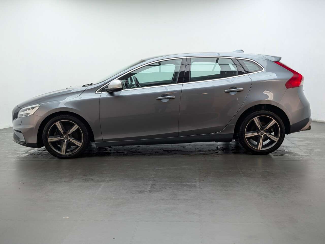 2016 VOLVO V40 2016 VOLVO V40