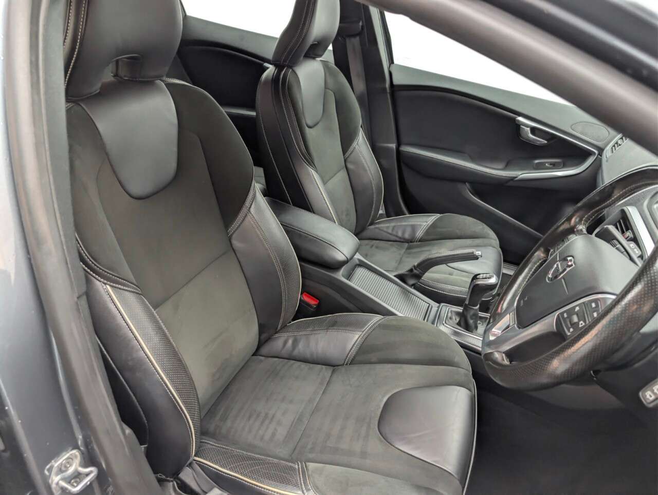 2016 VOLVO V40 2016 VOLVO V40