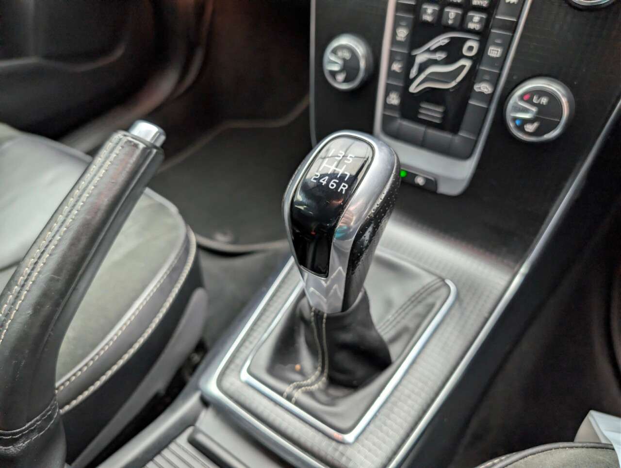 2016 VOLVO V40 2016 VOLVO V40