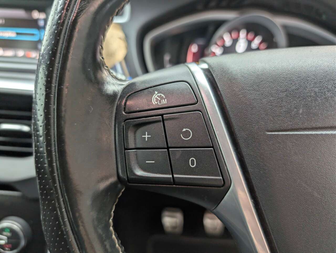 2016 VOLVO V40 2016 VOLVO V40