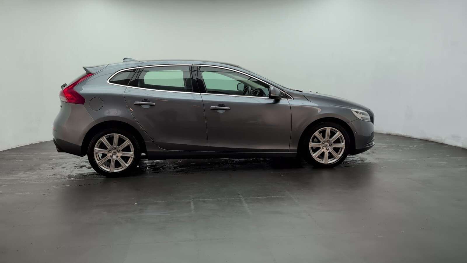 2018 VOLVO V40 2018 VOLVO V40