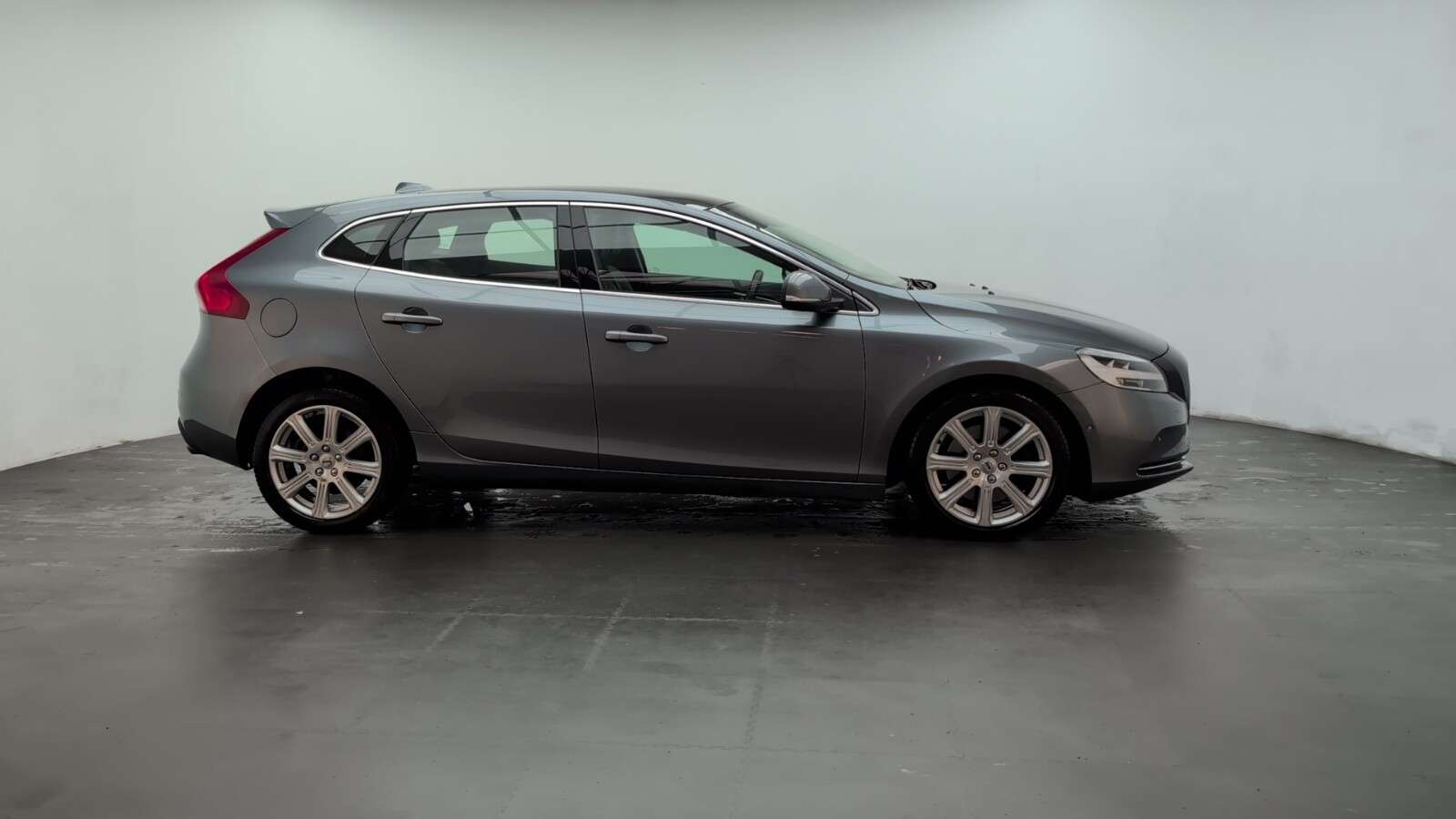 2018 VOLVO V40 2018 VOLVO V40