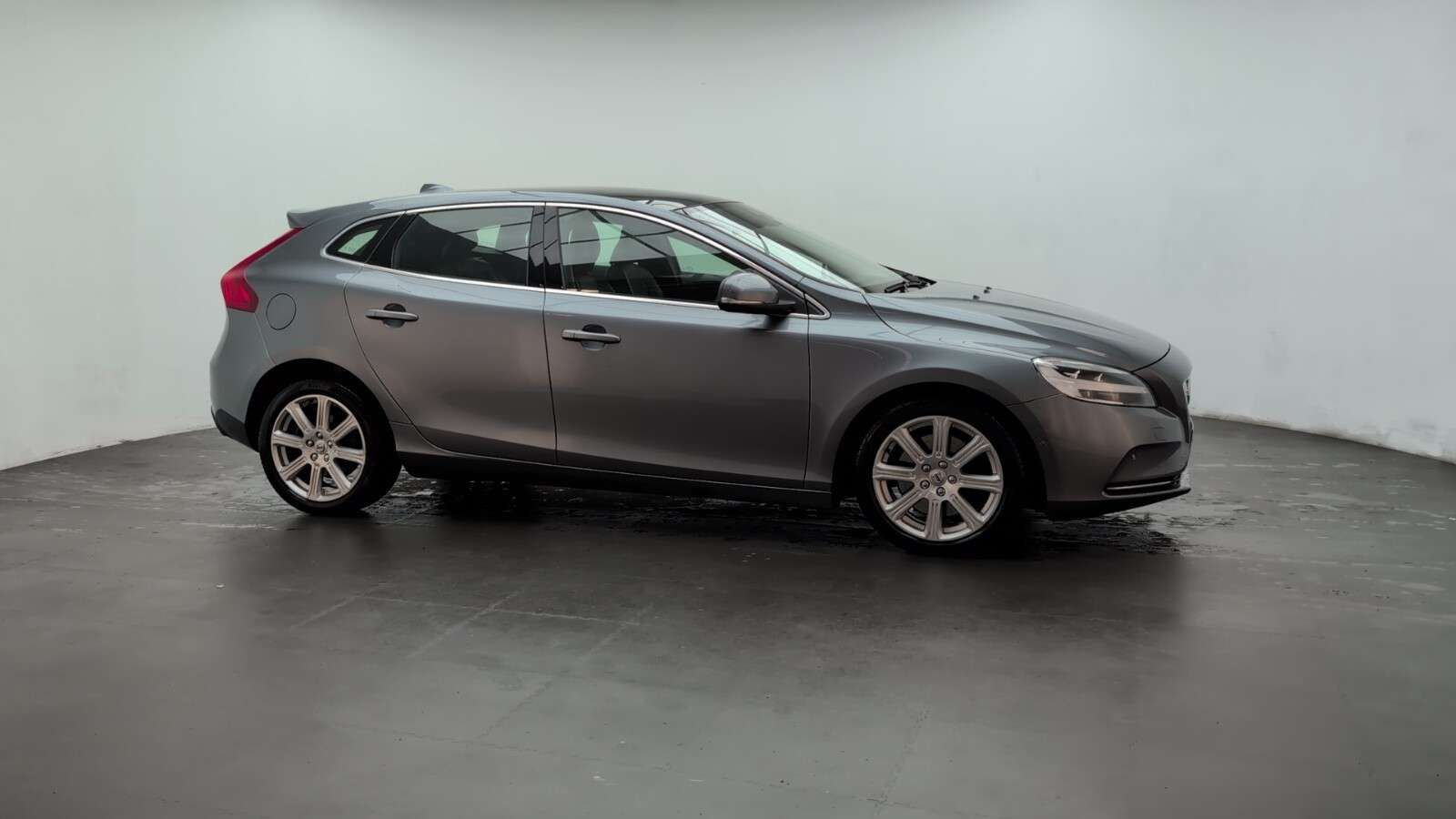 2018 VOLVO V40 2018 VOLVO V40