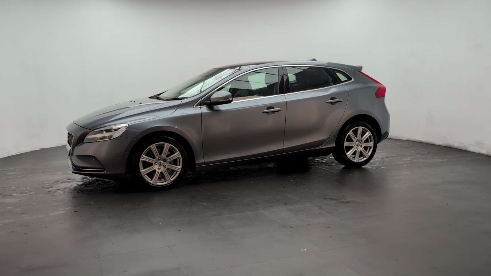 2018 VOLVO V40 2018 VOLVO V40