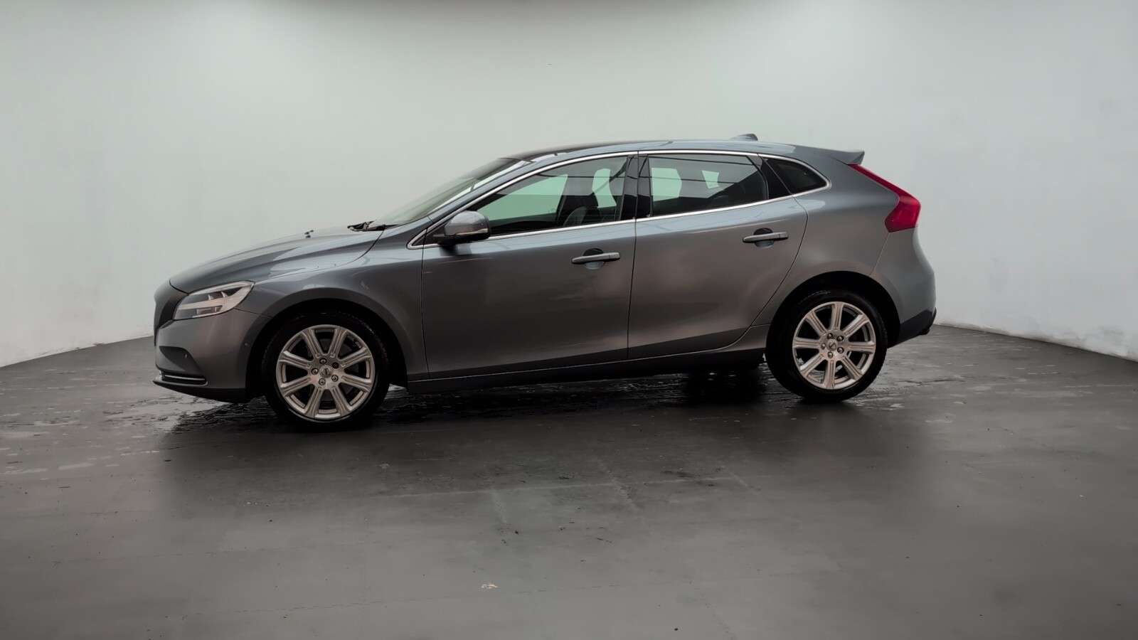 2018 VOLVO V40 2018 VOLVO V40
