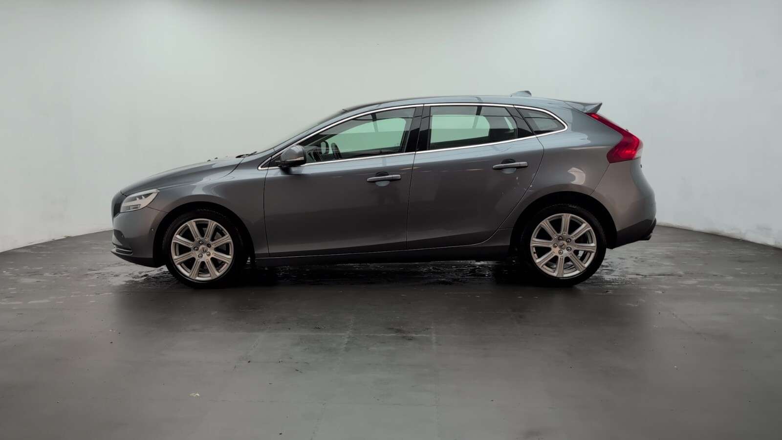 2018 VOLVO V40 2018 VOLVO V40