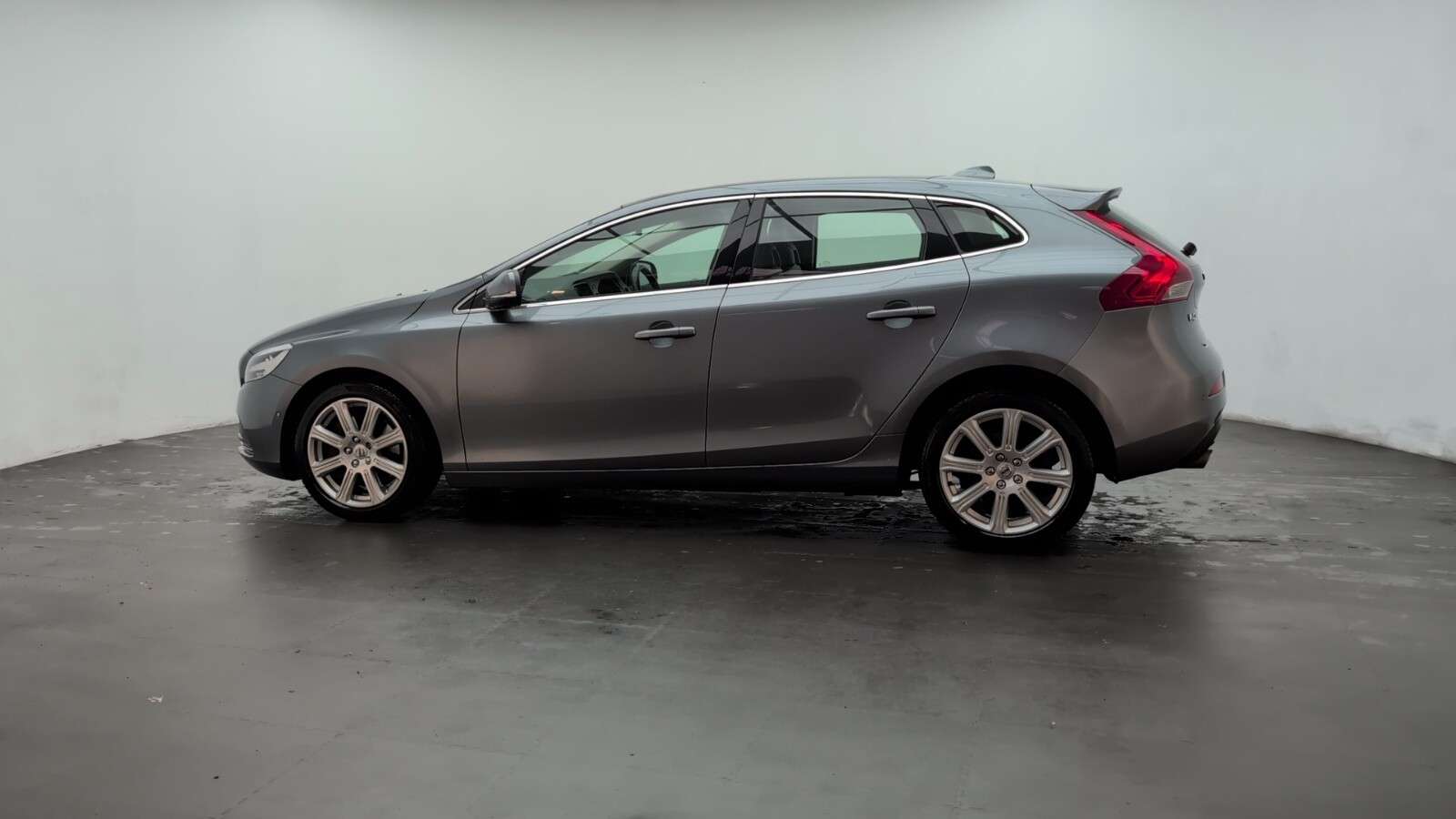 2018 VOLVO V40 2018 VOLVO V40