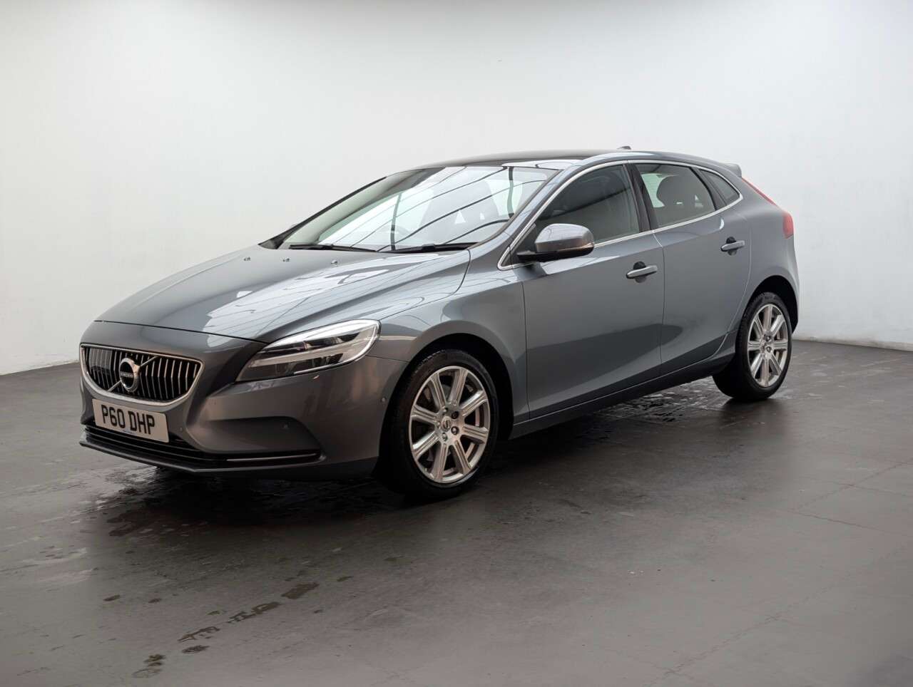 2018 VOLVO V40 2018 VOLVO V40