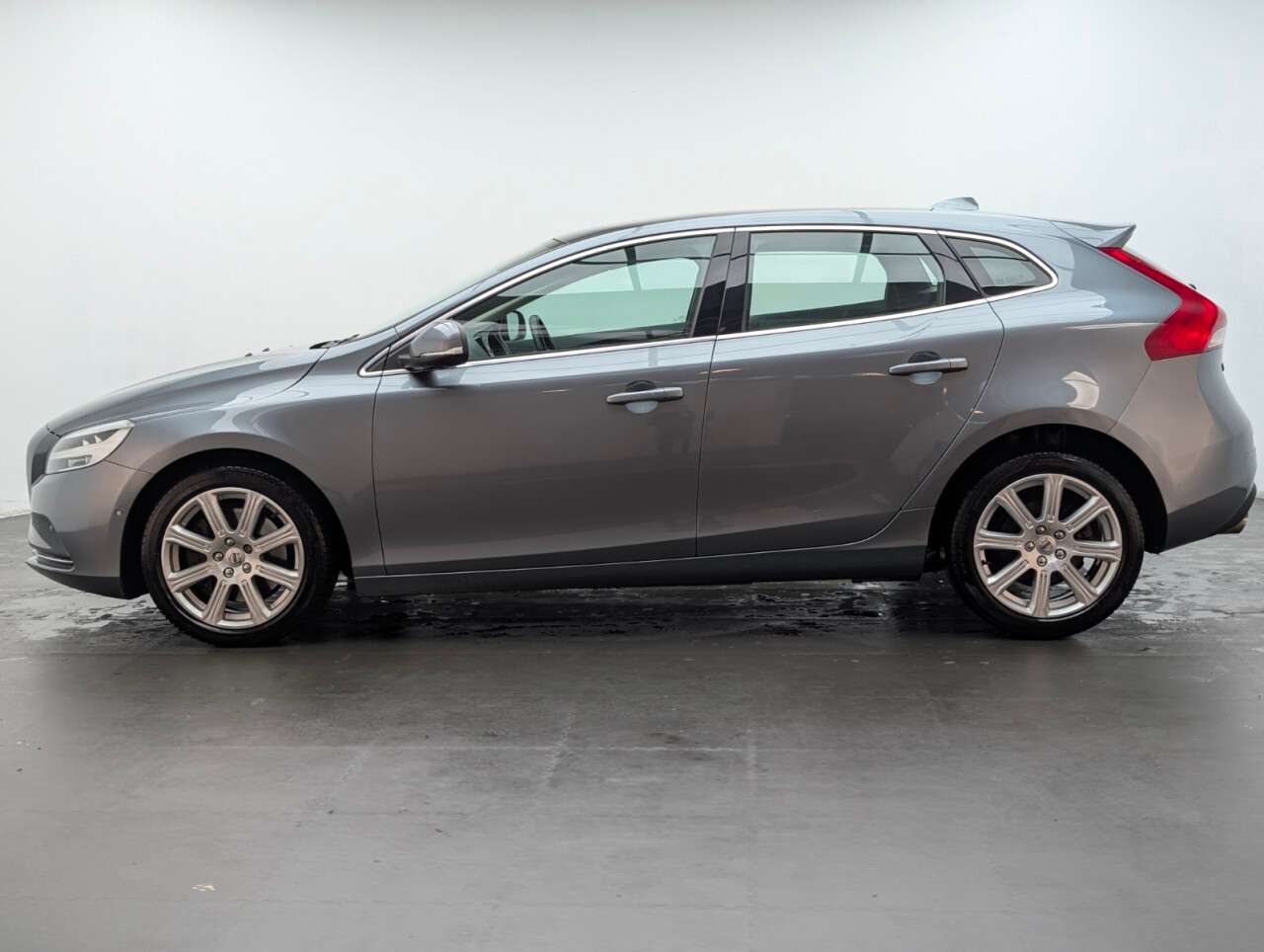2018 VOLVO V40 2018 VOLVO V40